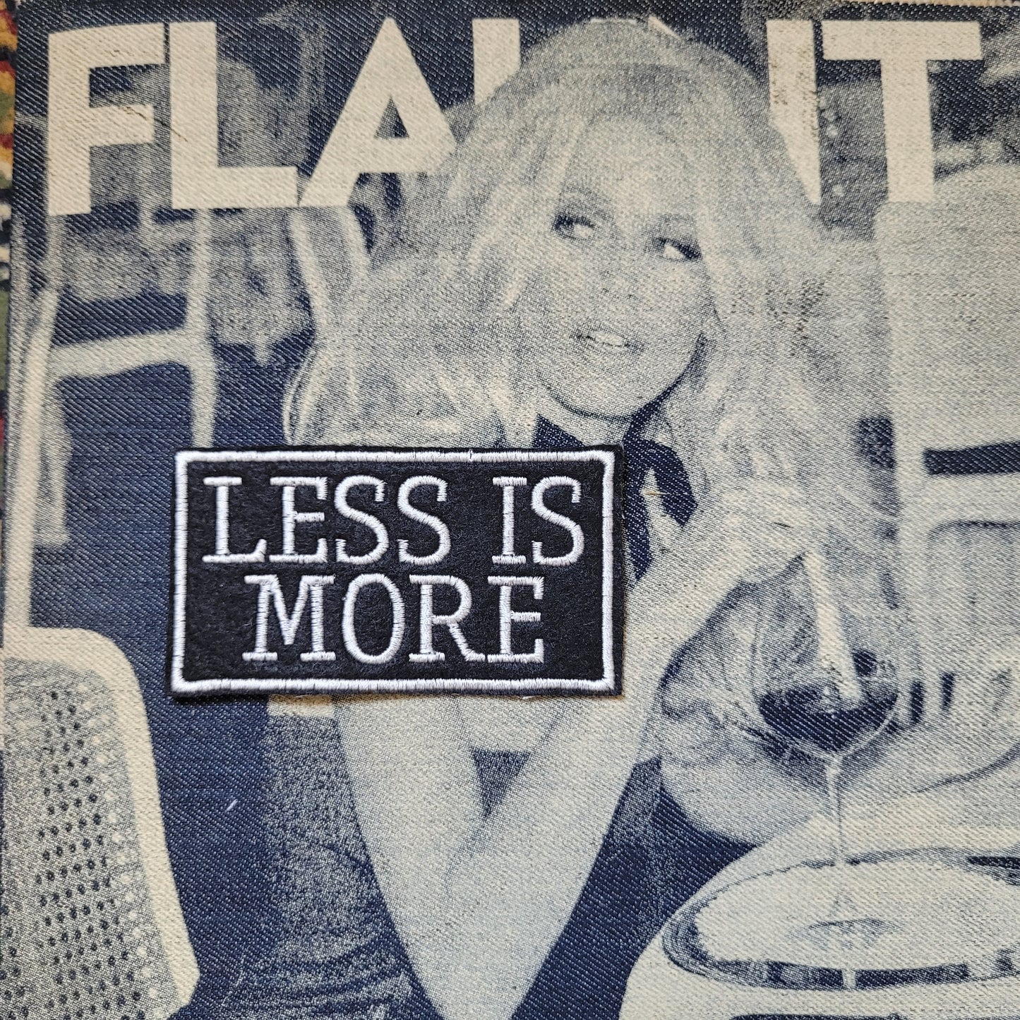 Patch Brodé "Less is More" ( version Fond Noir) - PUNK & COTON