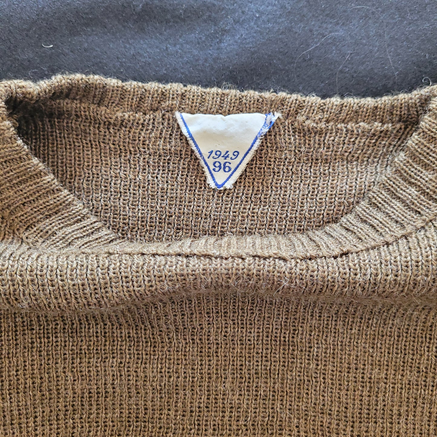 Pull en laine vintage de 1949 en laine brodé à la main Fashion LOGO TRIUMPH - PUNK & COTON