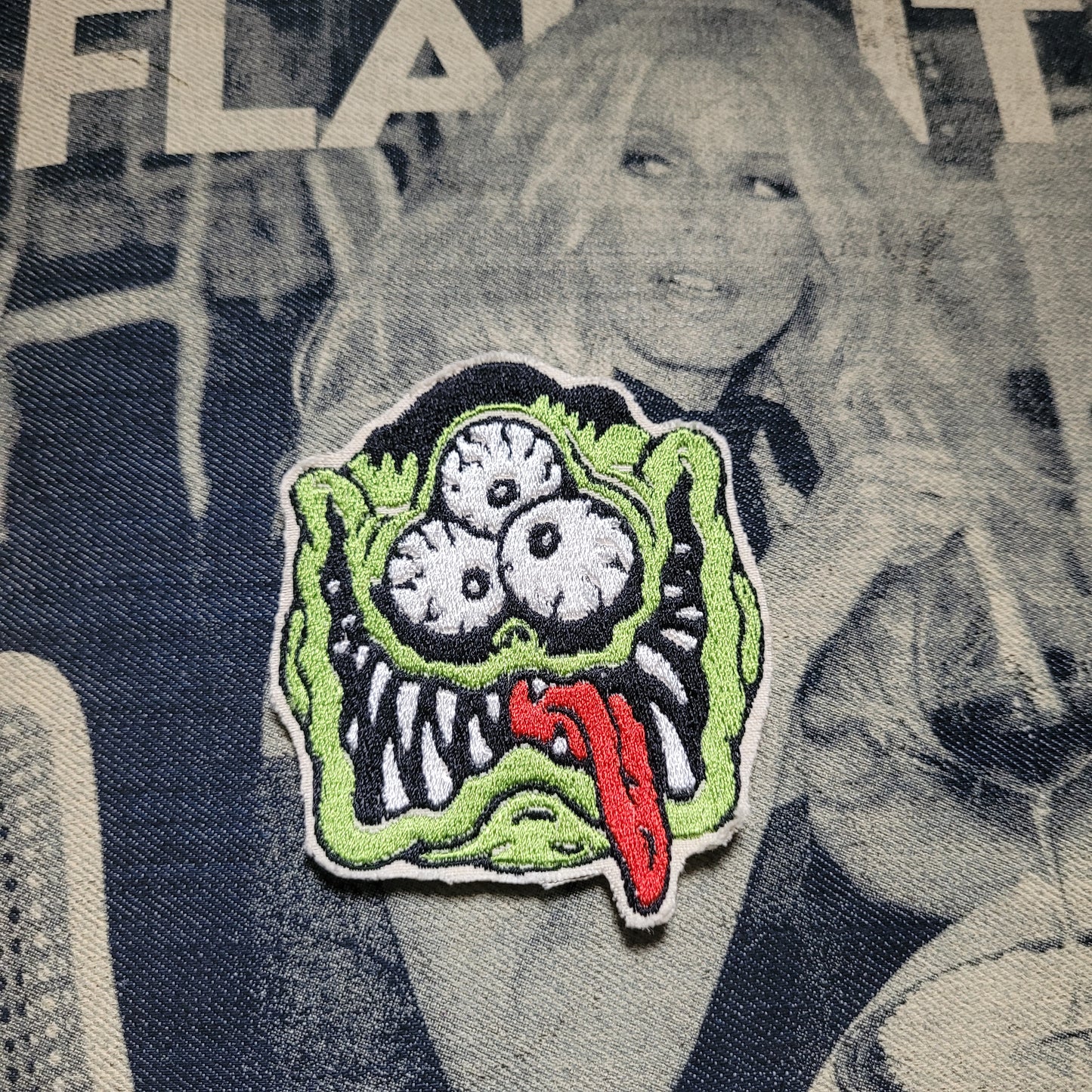 Patch Brodé " The Monster Psychedelic" SUR VIEUX TISSU COTON - PUNK & COTON