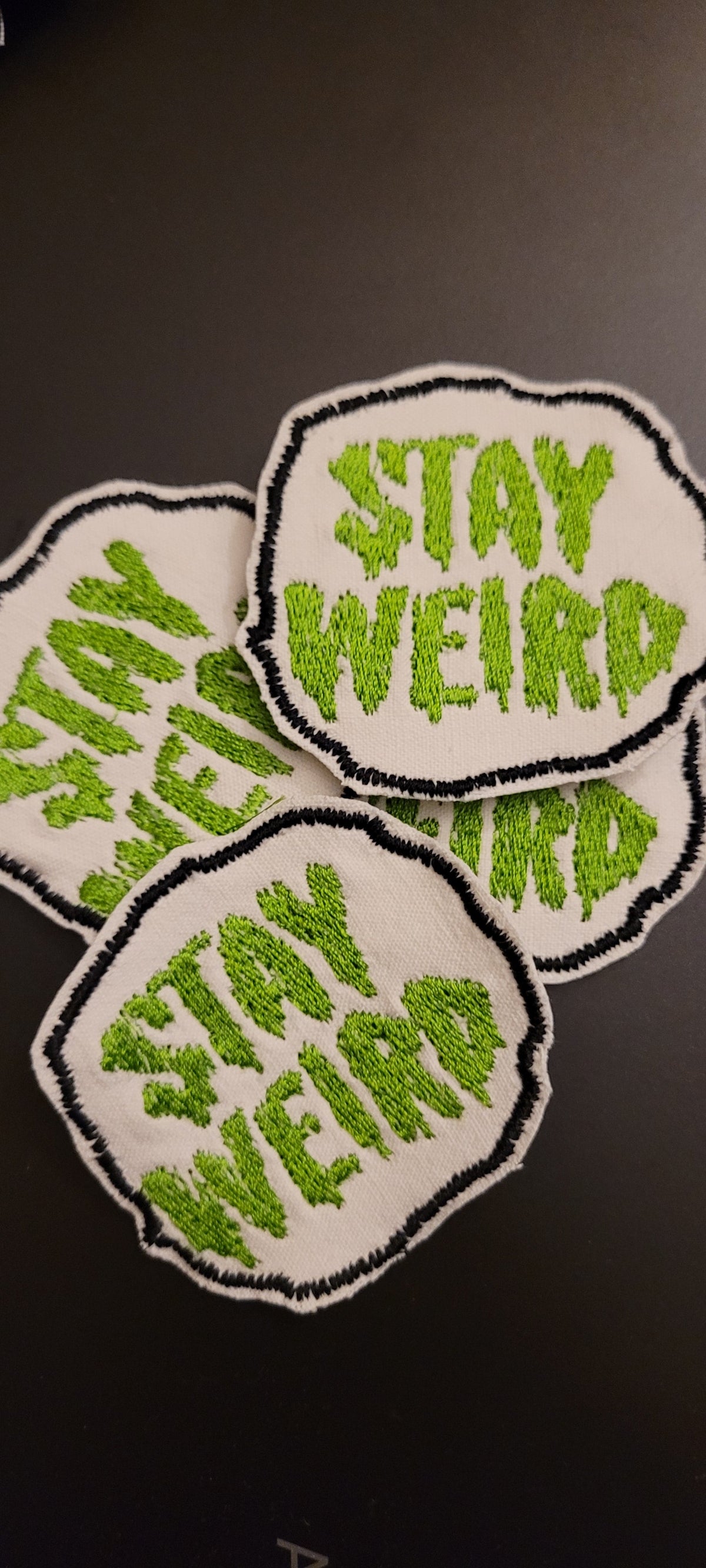 Patch Brodé "Stay weird" Version Vert EN VIEUX TISSU COTON
