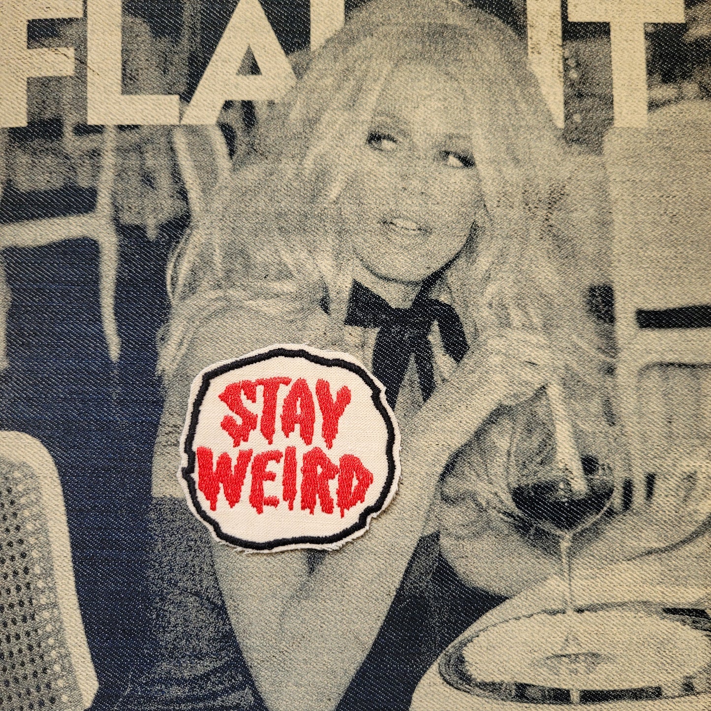 Patch Brodé "Stay weird" Version rouge EN VIEUX TISSU COTON - PUNK & COTON