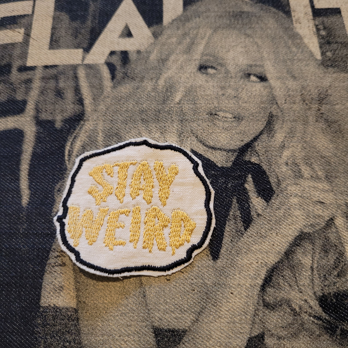 Patch Brodé "Stay weird" Version Gold EN VIEUX TISSU COTON