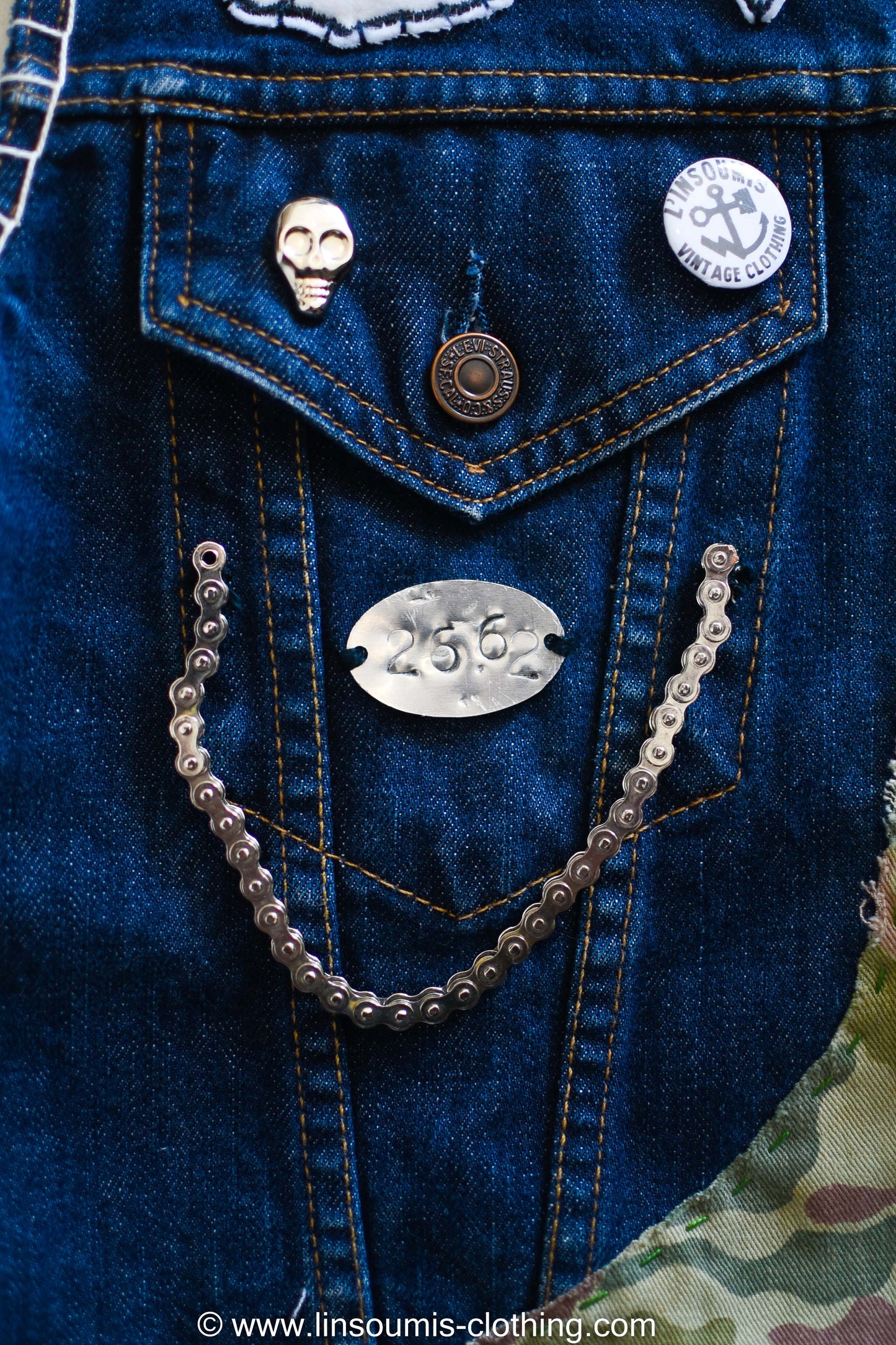 2nd version  "Behind bars" chainstitched by hand Levi's Jacket/ Veste levis vintage brodée main et patchée - PUNK & COTON