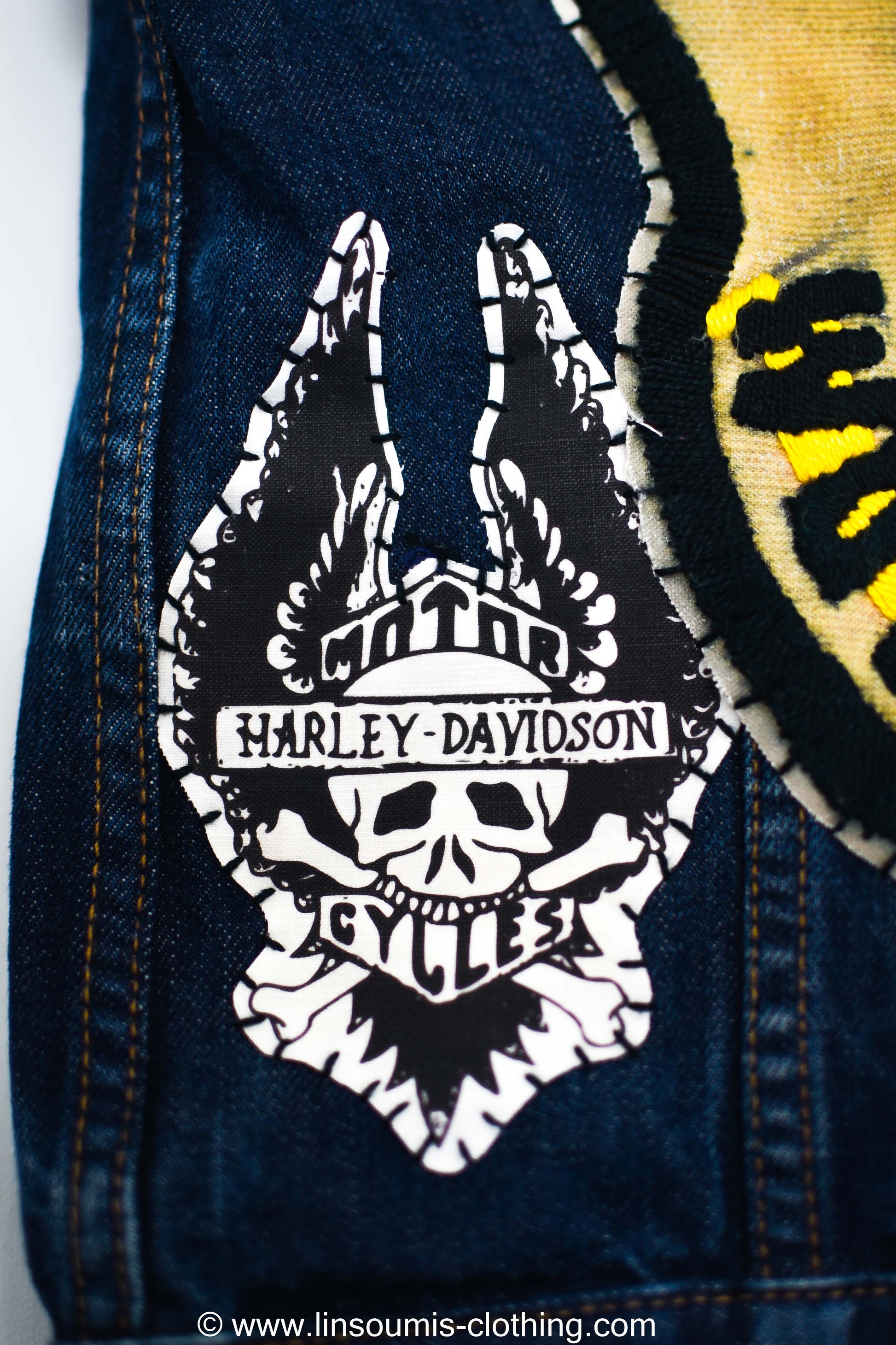 2nd version  "Behind bars" chainstitched by hand Levi's Jacket/ Veste levis vintage brodée main et patchée - PUNK & COTON