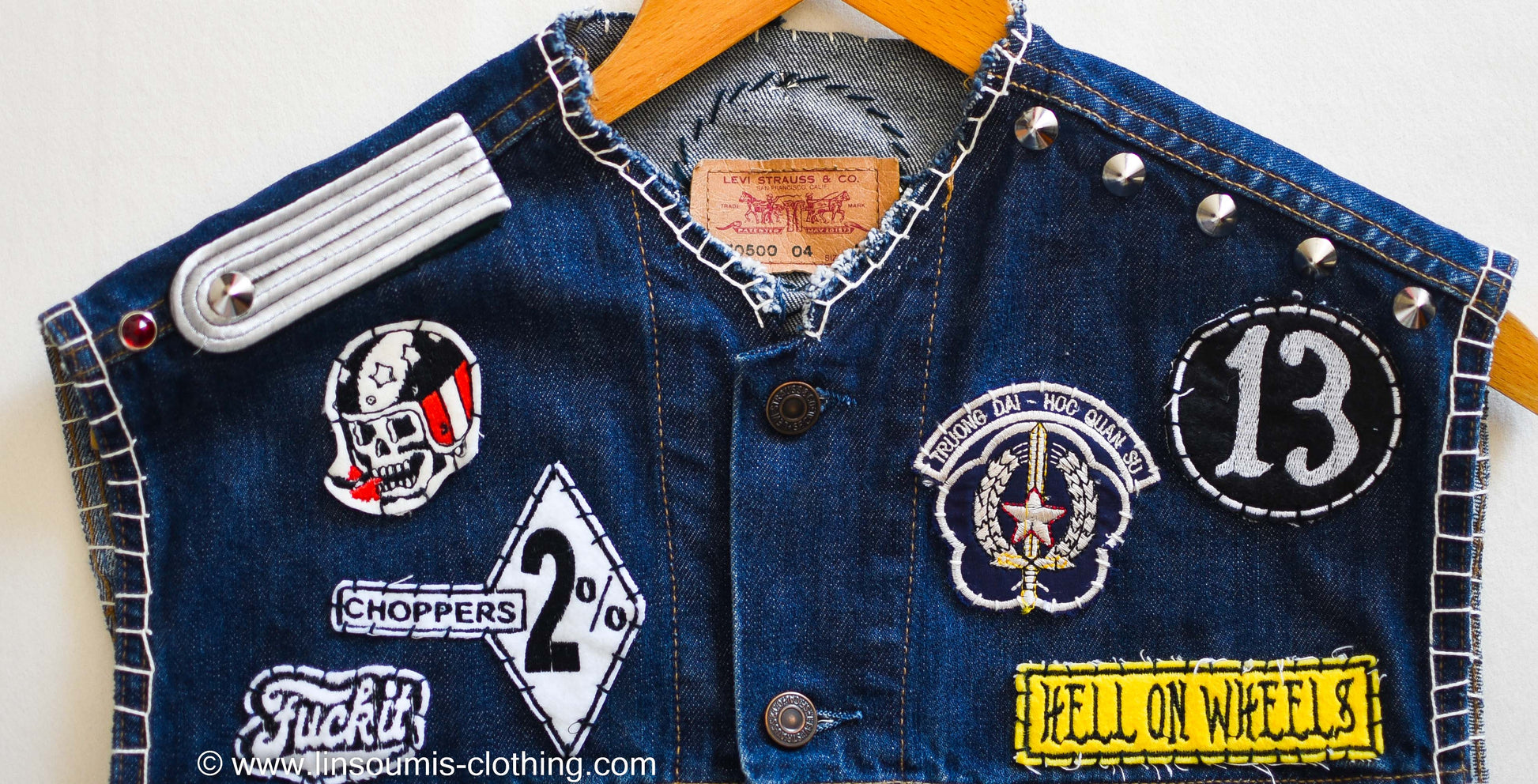 2nd version  "Behind bars" chainstitched by hand Levi's Jacket/ Veste levis vintage brodée main et patchée - PUNK & COTON