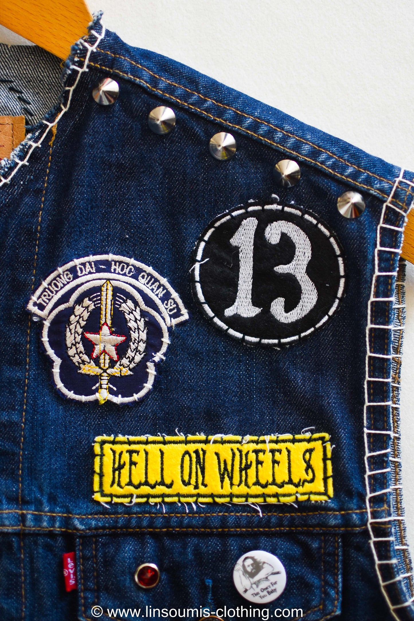 2nd version  "Behind bars" chainstitched by hand Levi's Jacket/ Veste levis vintage brodée main et patchée - PUNK & COTON