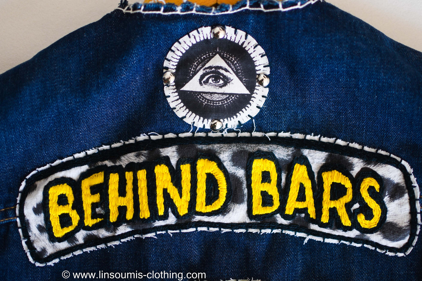 2nd version  "Behind bars" chainstitched by hand Levi's Jacket/ Veste levis vintage brodée main et patchée - PUNK & COTON