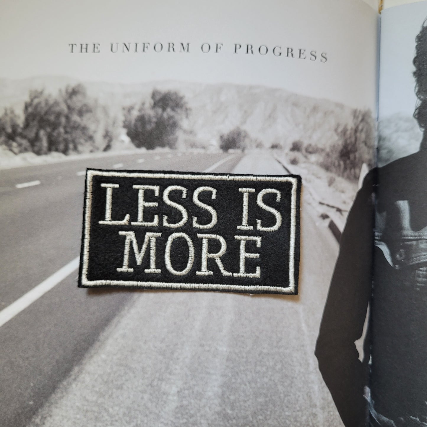 Patch Brodé "Less is More" ( version Fond Noir) - PUNK & COTON