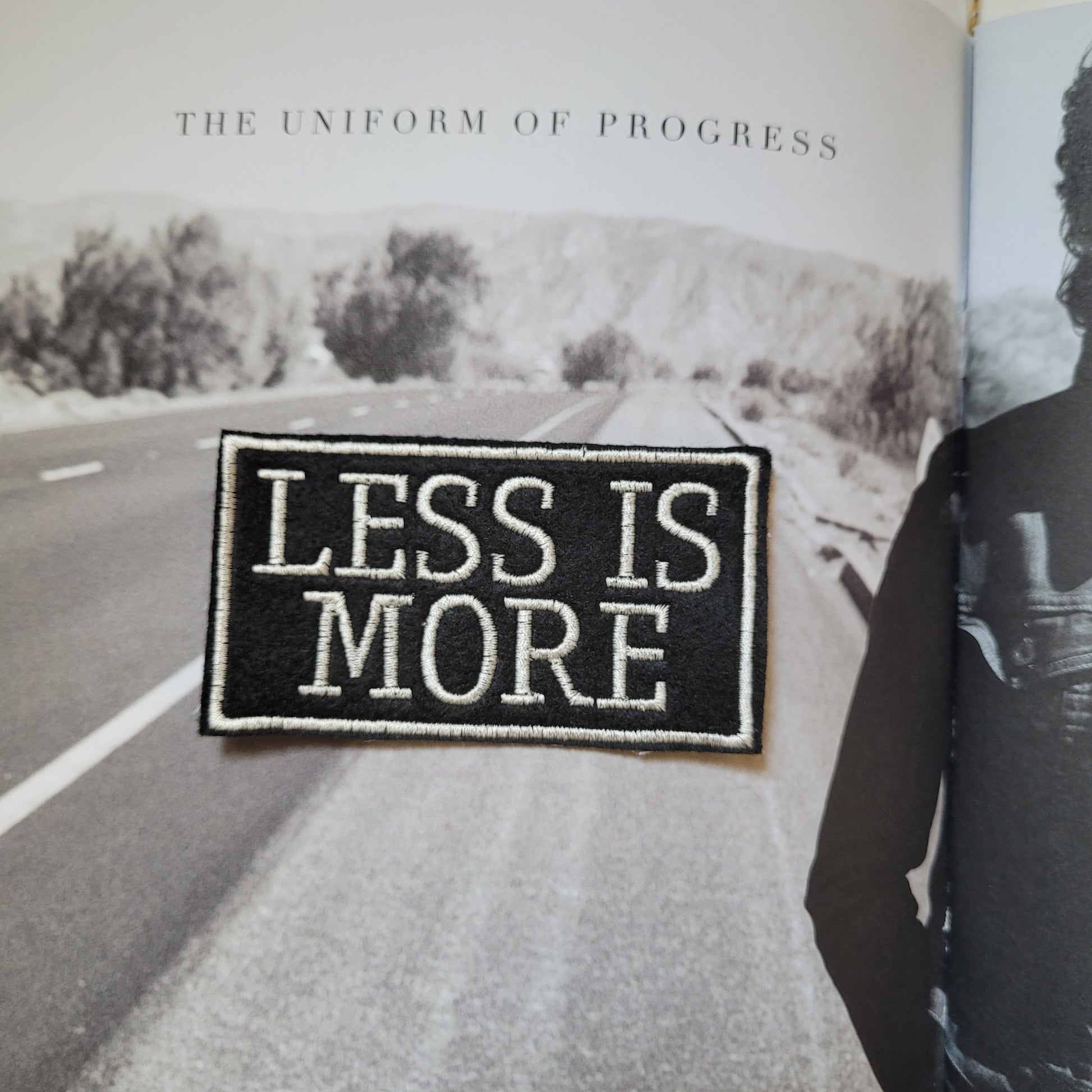 Patch Brodé "Less is More" ( version Fond Noir) - PUNK & COTON