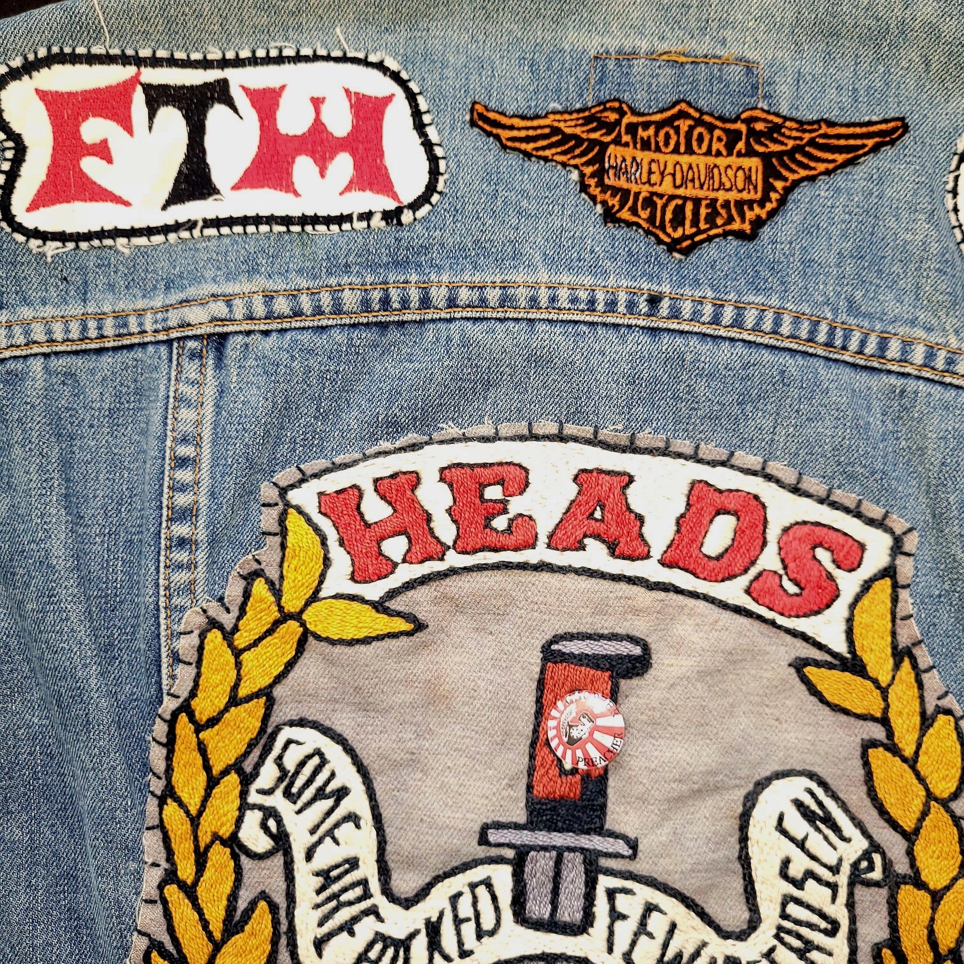 Biker gang cut handembroidered with sin printed liner/veste sans manche Levis avec broderie, patchs et doublure interne - PUNK & COTON