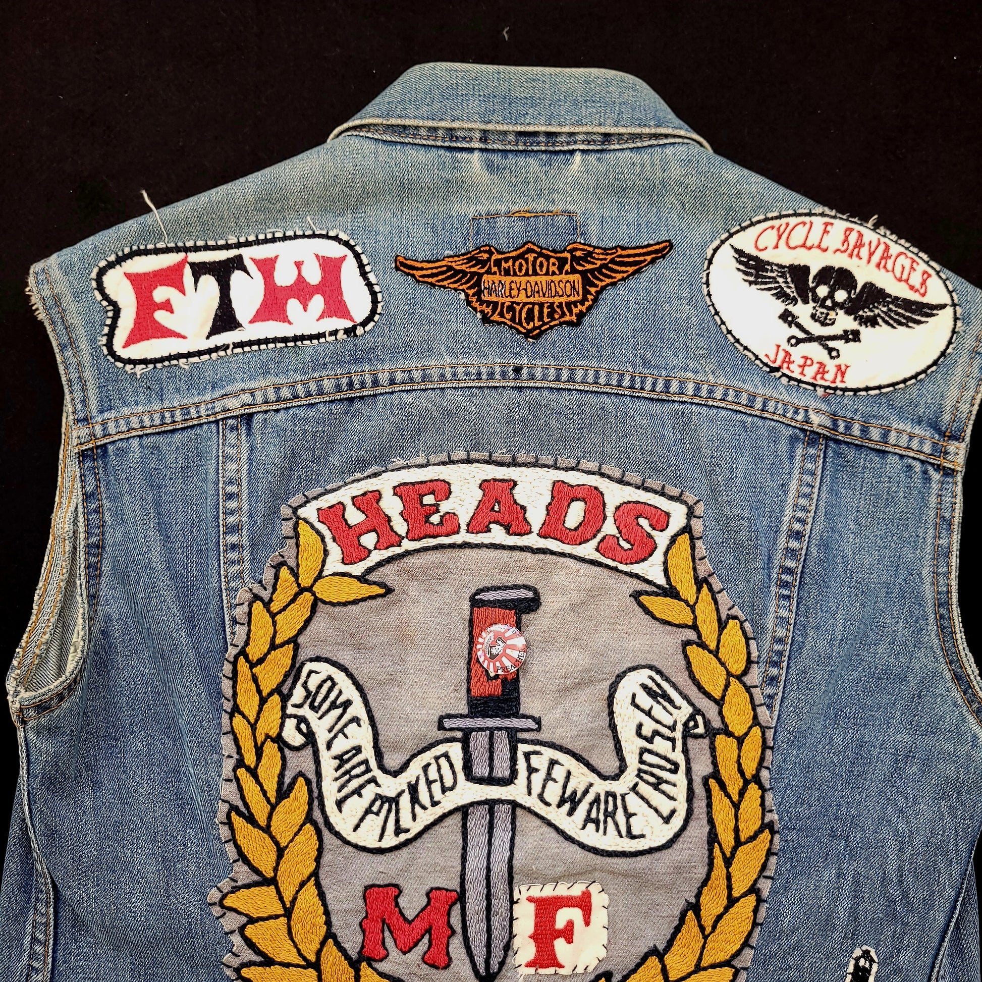 Biker gang cut handembroidered with sin printed liner/veste sans manche Levis avec broderie, patchs et doublure interne - PUNK & COTON