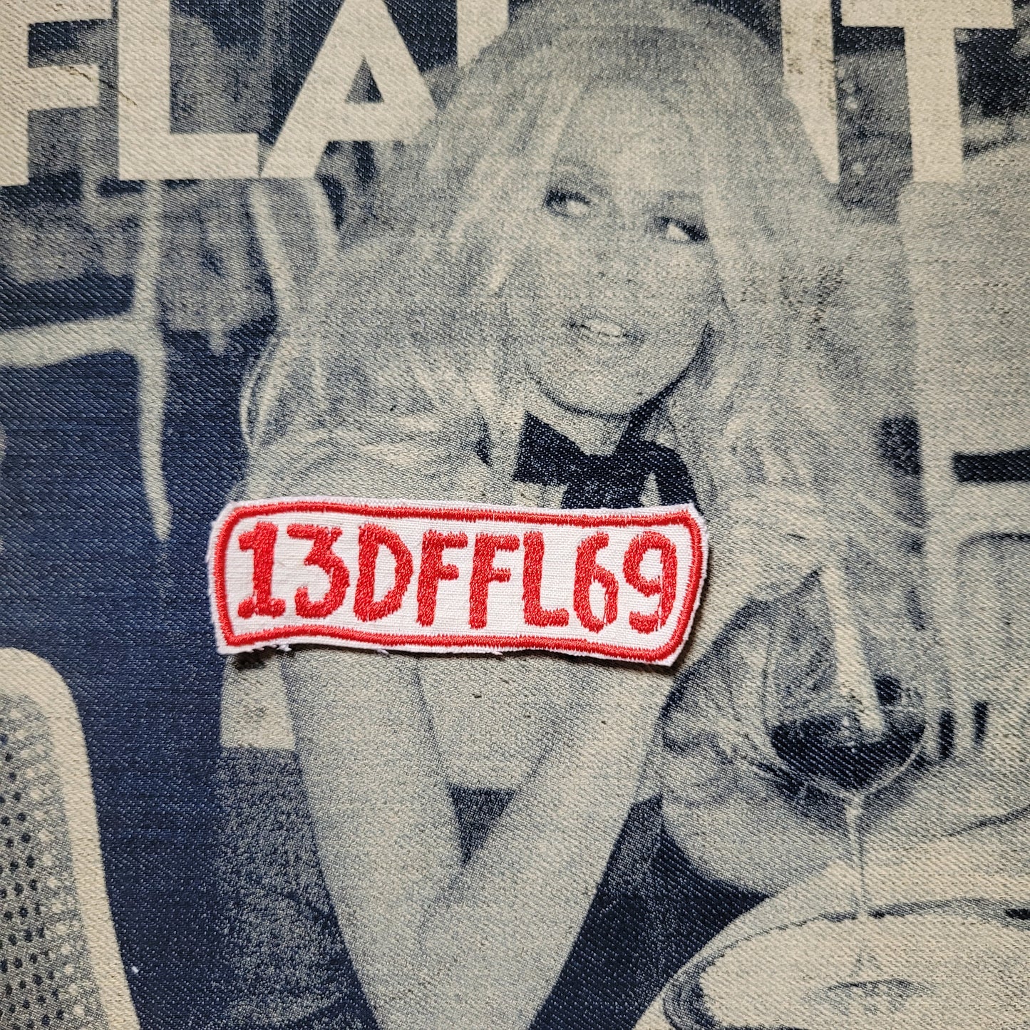 Patch Brodé "13DFFL69" Version Écru/Rouge EN VIEUX TISSU COTON