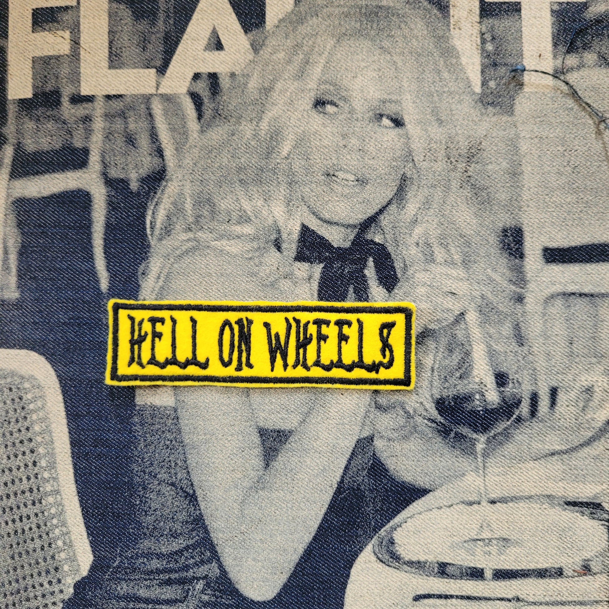Patch Brodé Hell On Wheels (Version GOTHIQUE  Noir & Jaune) - PUNK & COTON