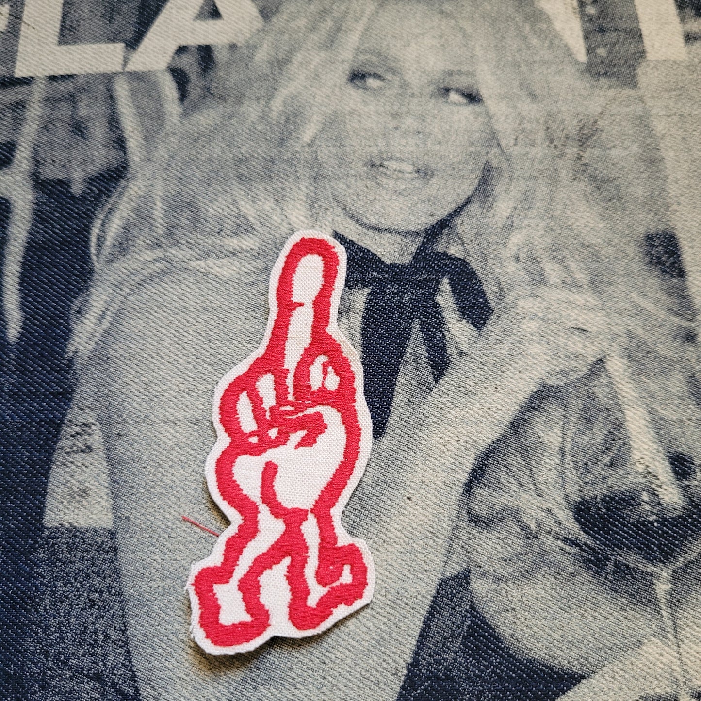 Patch Brodé "Middle finger walking" SUR VIEUX TISSU COTON - PUNK & COTON