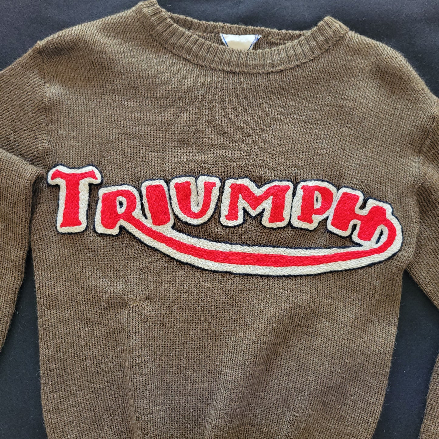 Pull en laine vintage de 1949 en laine brodé à la main Fashion LOGO TRIUMPH - PUNK & COTON