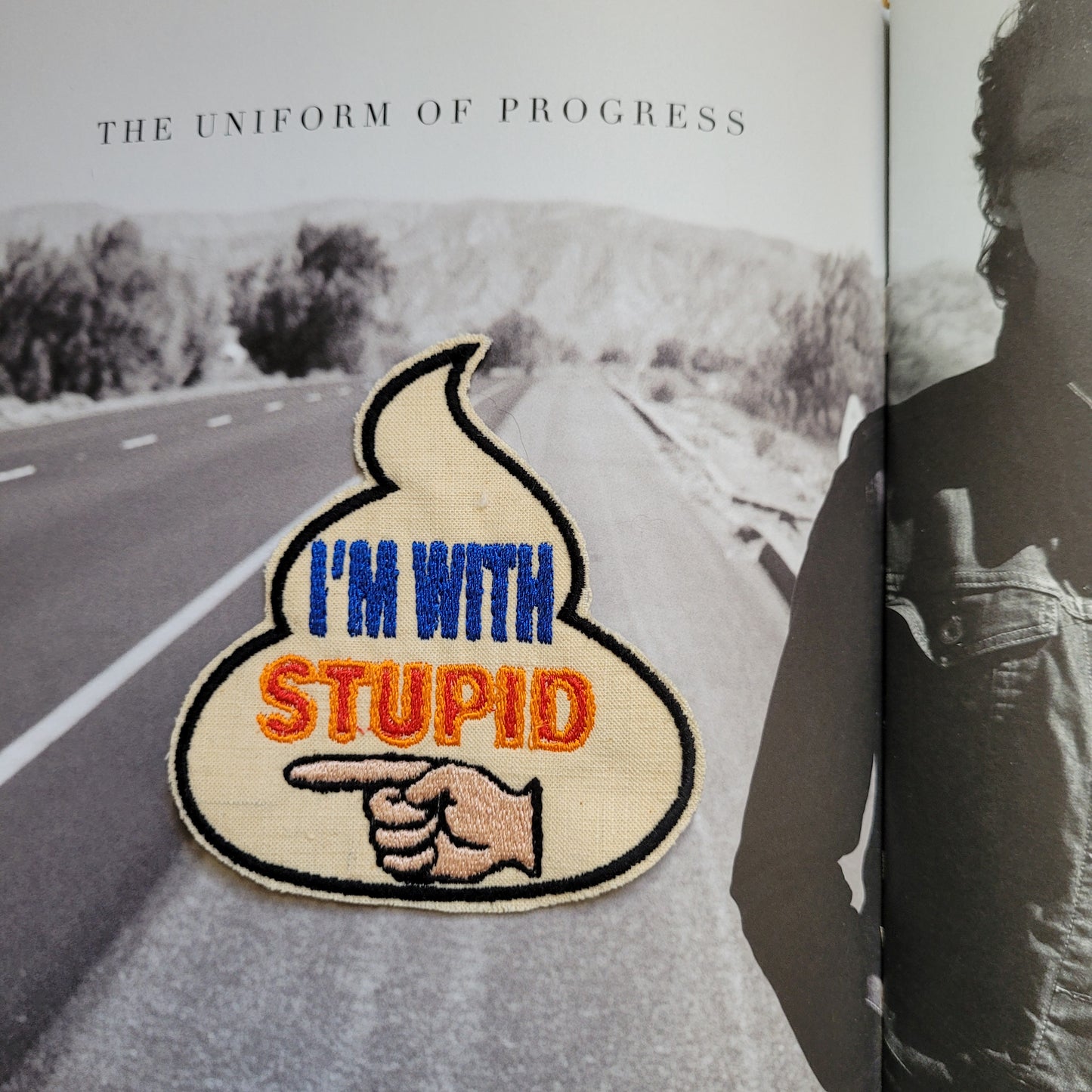 Patch Brodé "I'm with stupid" ( HUMOUR) EN VIEUX TISSU COTON - PUNK & COTON