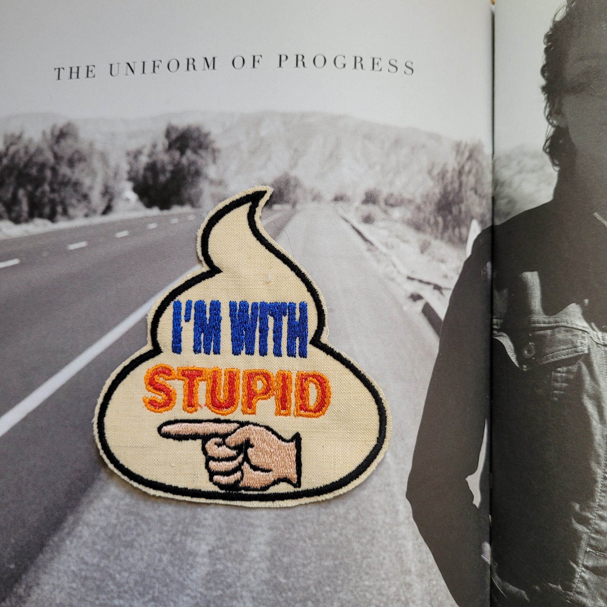 Patch Brodé "I'm with stupid" ( HUMOUR) EN VIEUX TISSU COTON - PUNK & COTON