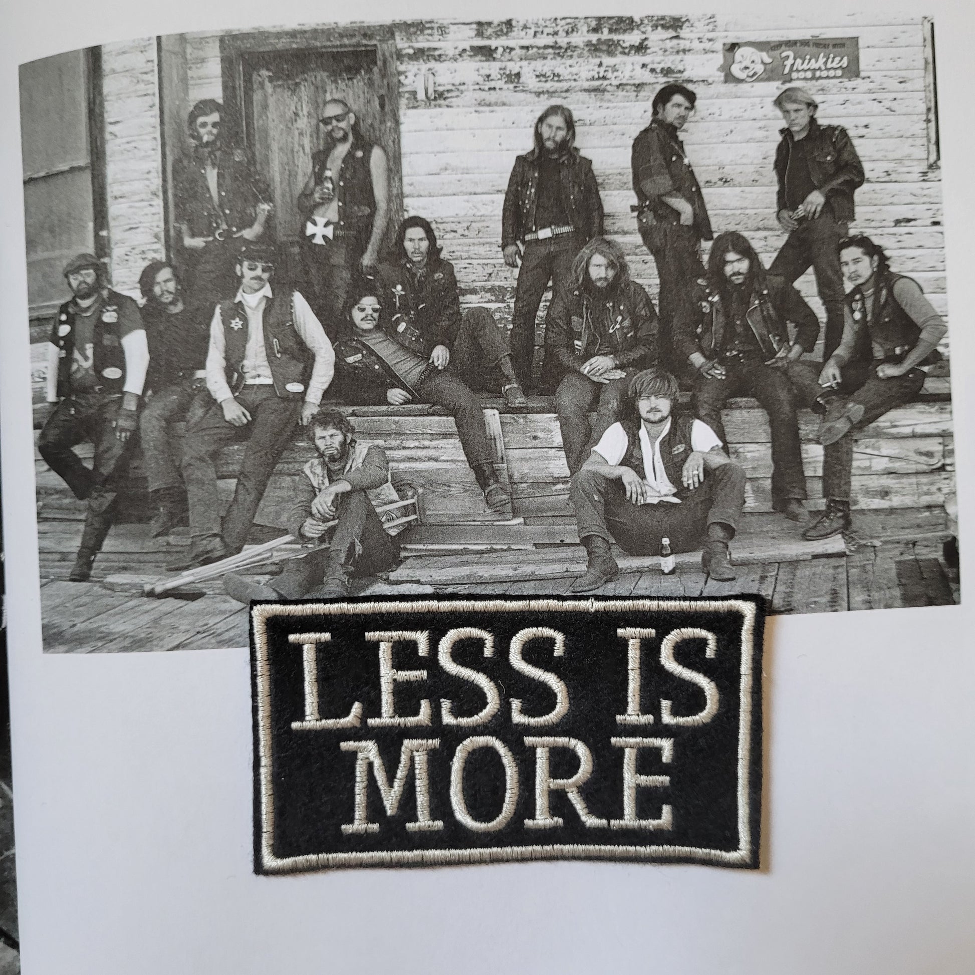 Patch Brodé "Less is More" ( version Fond Noir) - PUNK & COTON