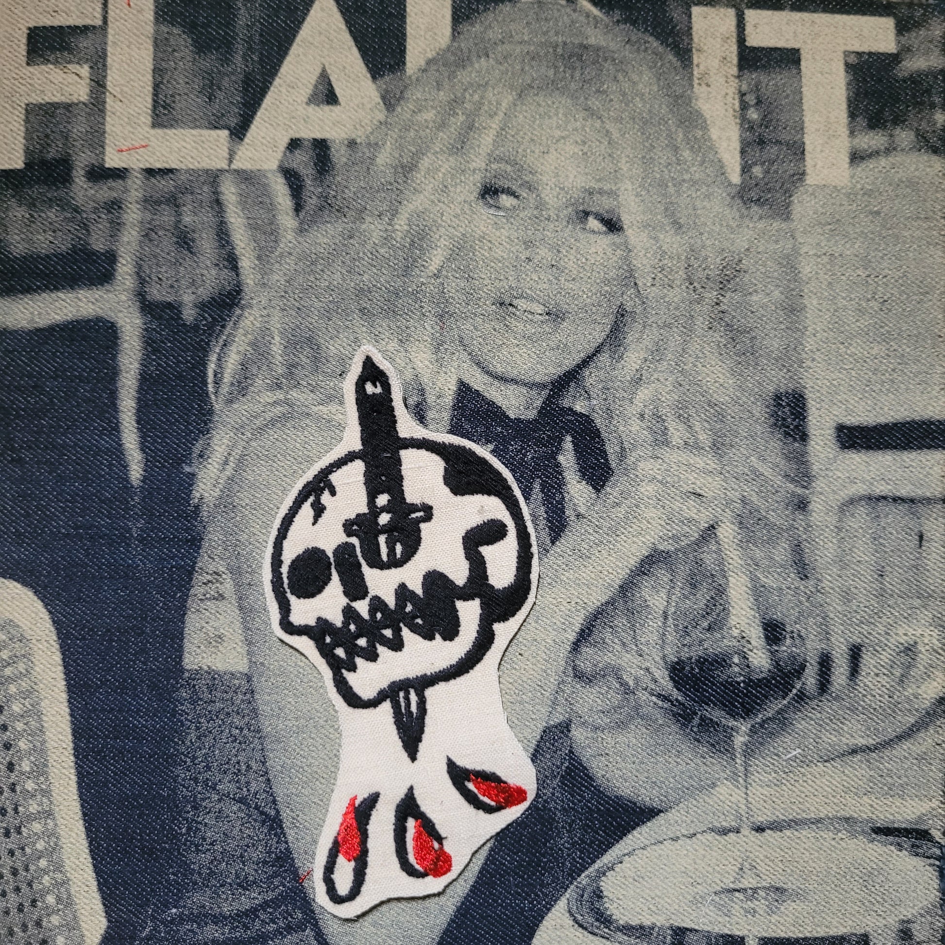 Patch Brodé "Knife in the eye"  vintage SUR VIEUX TISSU COTON - PUNK & COTON