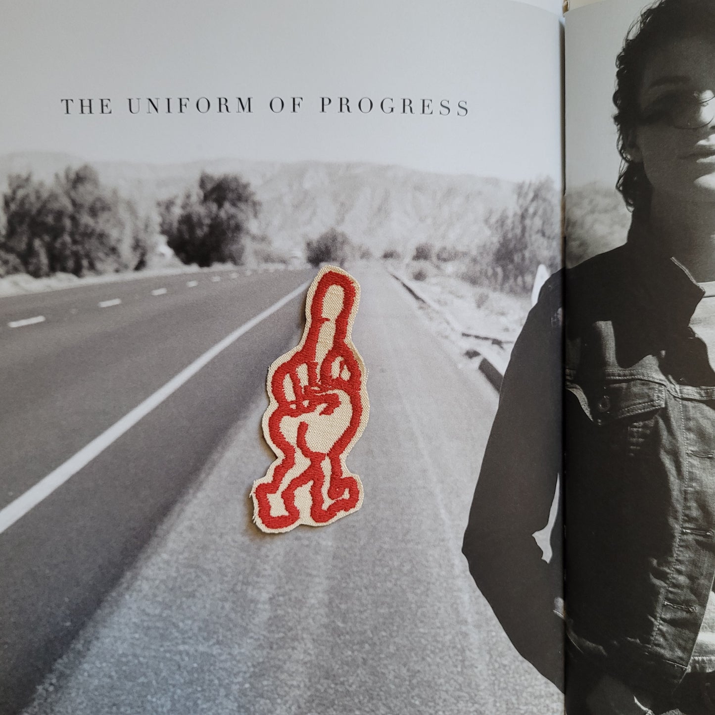 Patch Brodé "Middle finger walking" SUR VIEUX TISSU COTON - PUNK & COTON