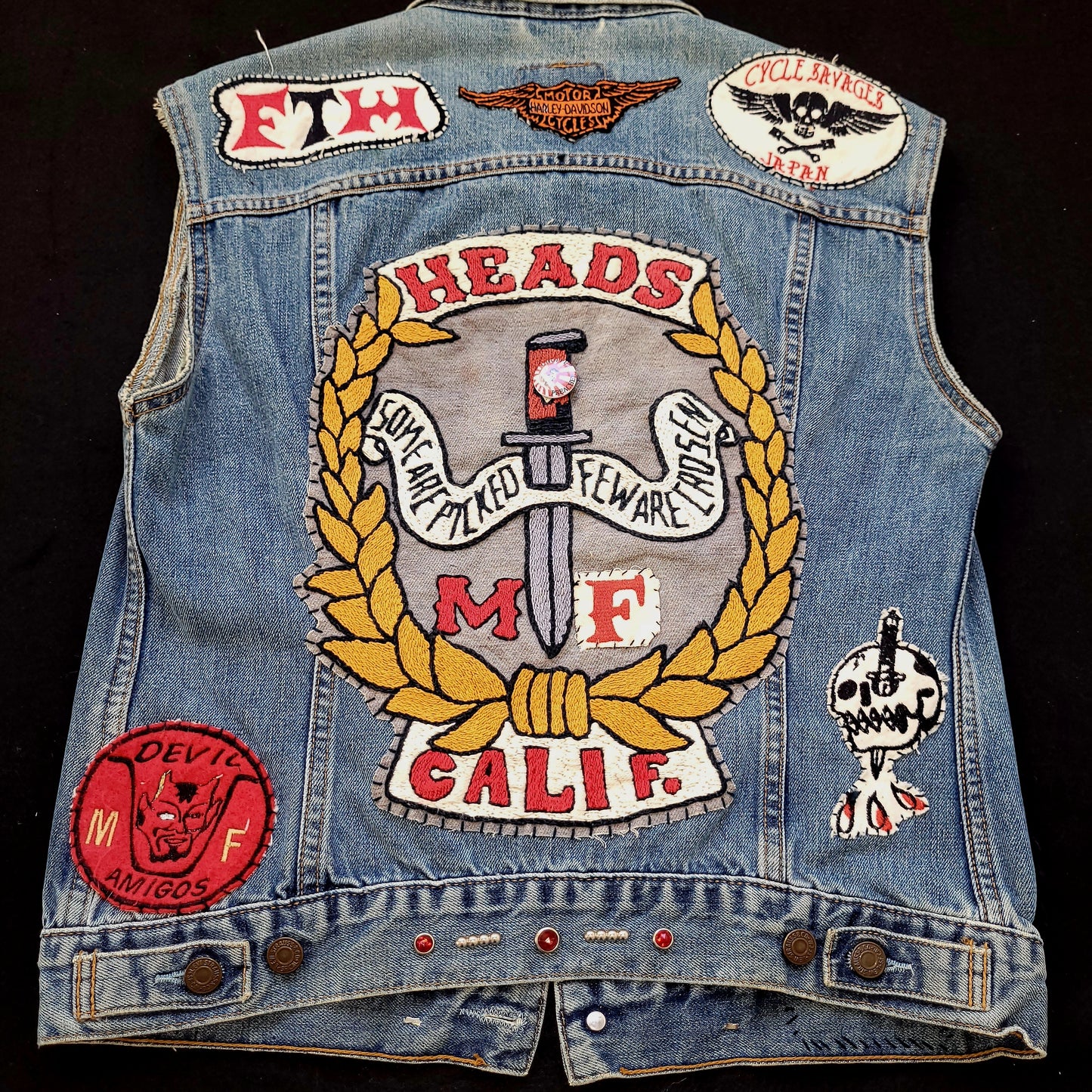 Biker gang cut handembroidered with sin printed liner/veste sans manche Levis avec broderie, patchs et doublure interne - PUNK & COTON