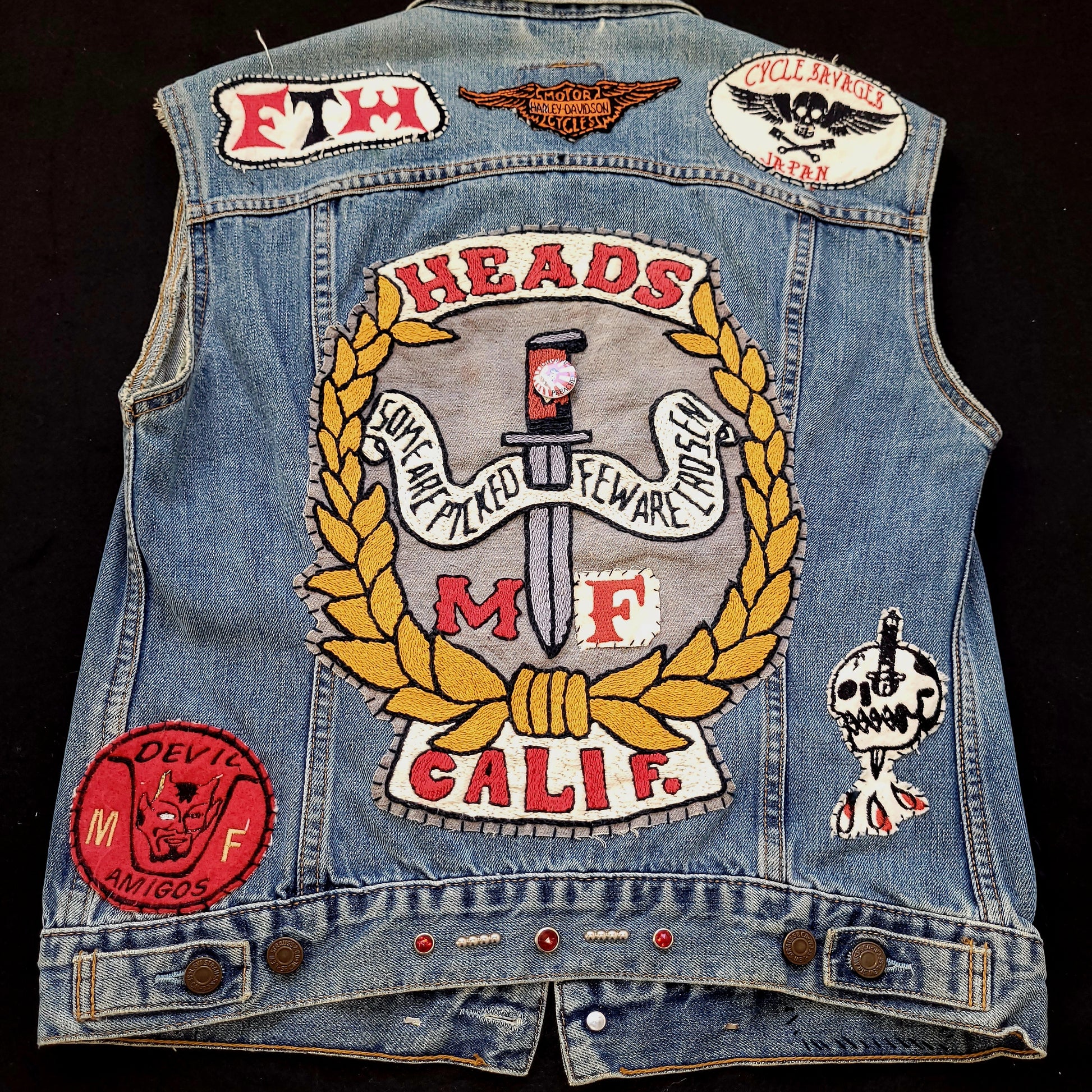 Biker gang cut handembroidered with sin printed liner/veste sans manche Levis avec broderie, patchs et doublure interne - PUNK & COTON