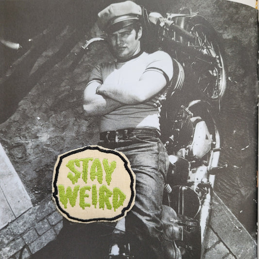 Patch Brodé "Stay weird" Version Vert EN VIEUX TISSU COTON - PUNK & COTON
