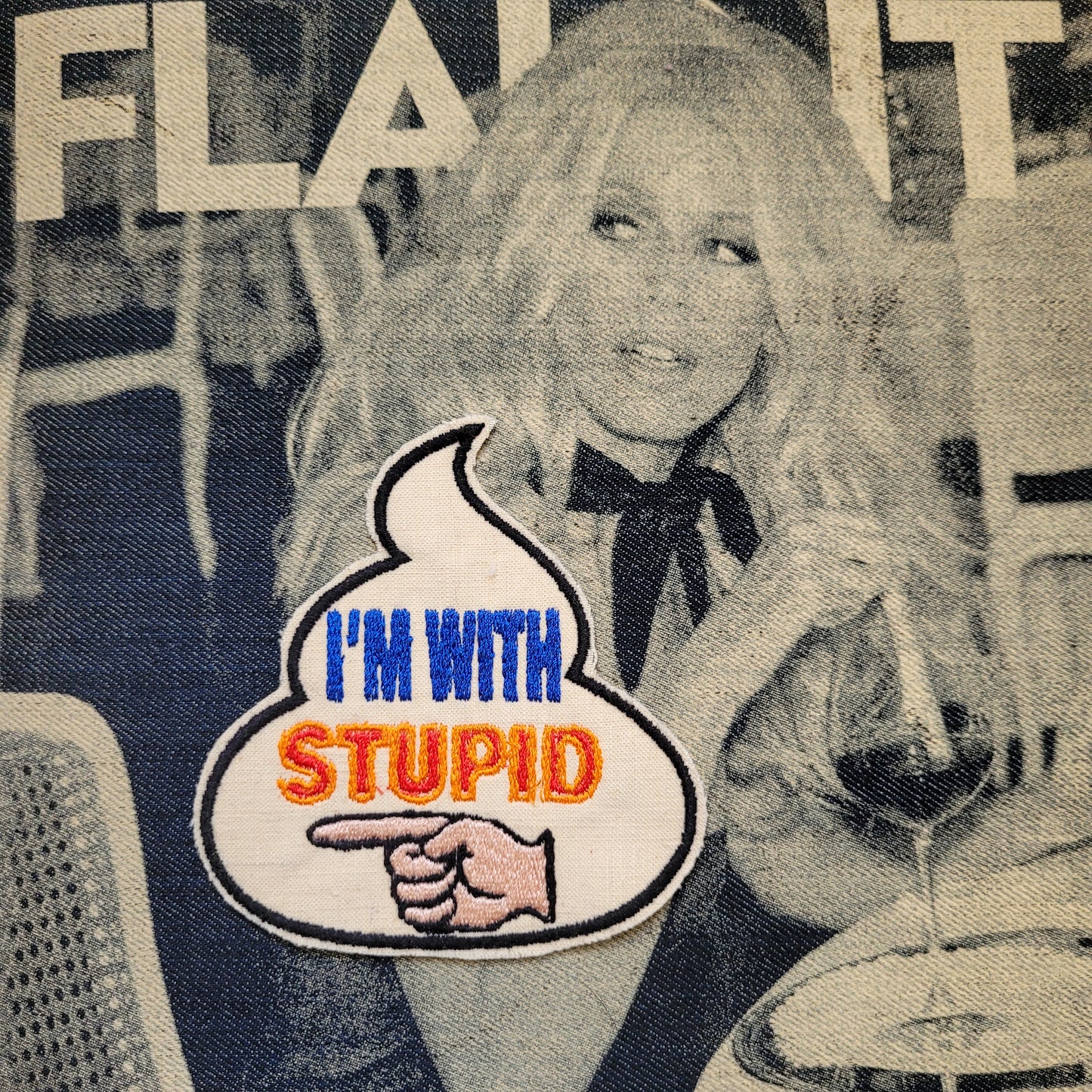Patch Brodé "I'm with stupid" ( HUMOUR) EN VIEUX TISSU COTON - PUNK & COTON