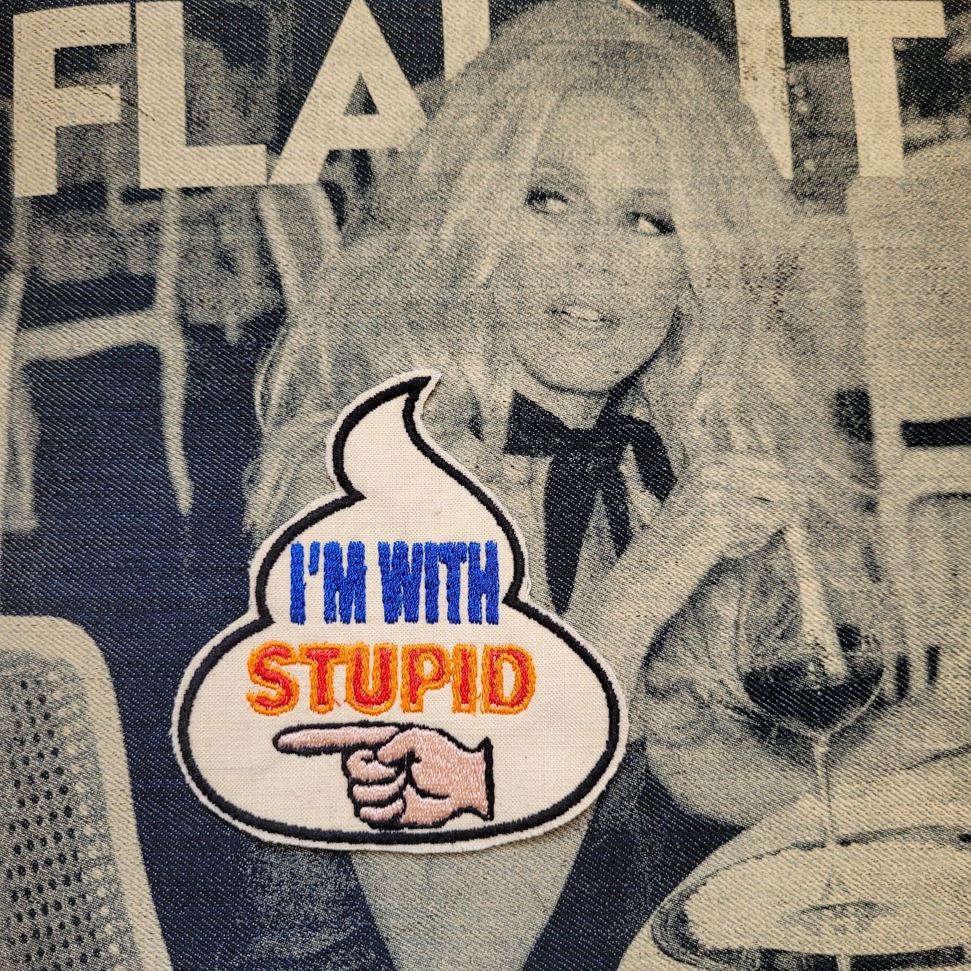 Patch Brodé "I'm with stupid" ( HUMOUR) EN VIEUX TISSU COTON - PUNK & COTON