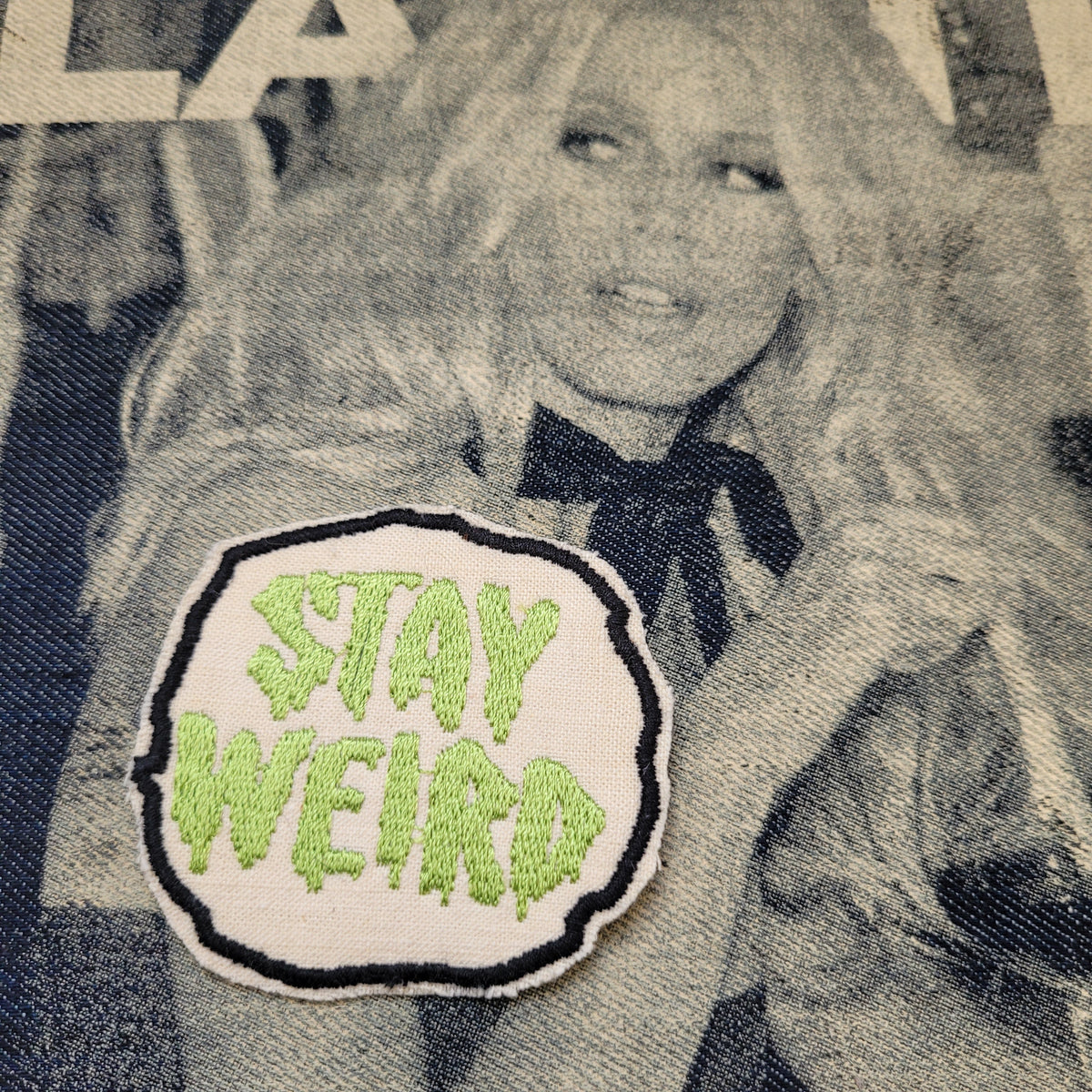 Patch Brodé "Stay weird" Version Vert EN VIEUX TISSU COTON