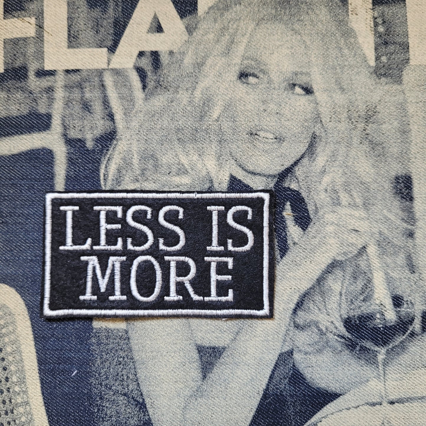 Patch Brodé "Less is More" ( version Fond Noir) - PUNK & COTON