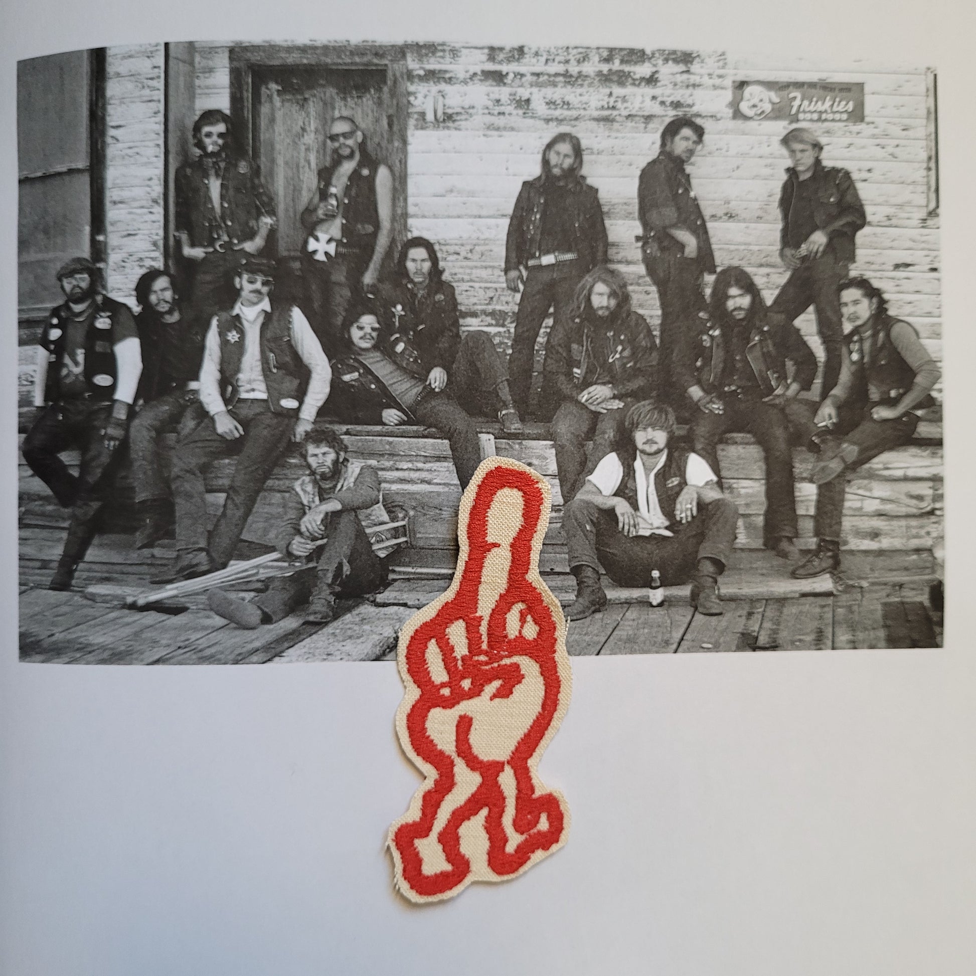 Patch Brodé "Middle finger walking" SUR VIEUX TISSU COTON - PUNK & COTON