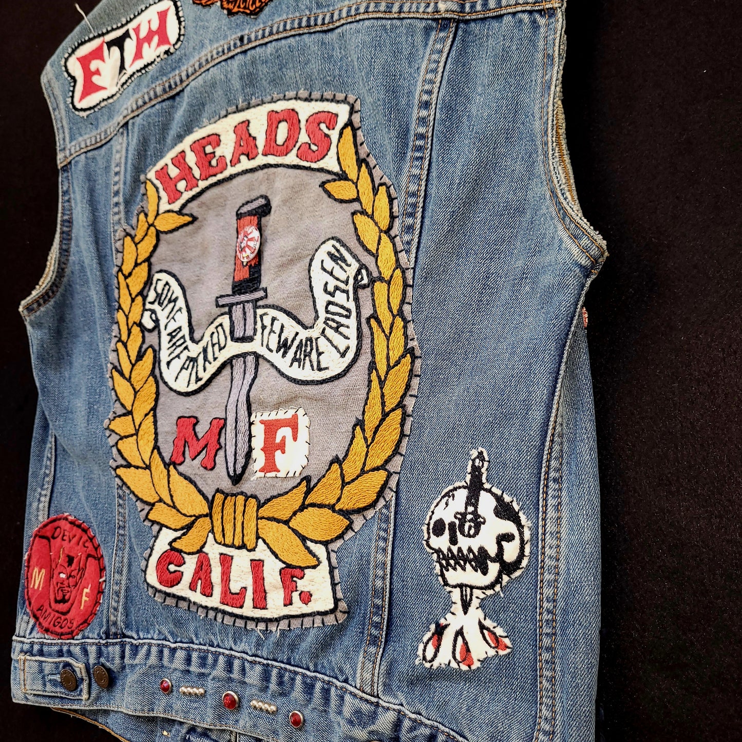Biker gang cut handembroidered with sin printed liner/veste sans manche Levis avec broderie, patchs et doublure interne - PUNK & COTON