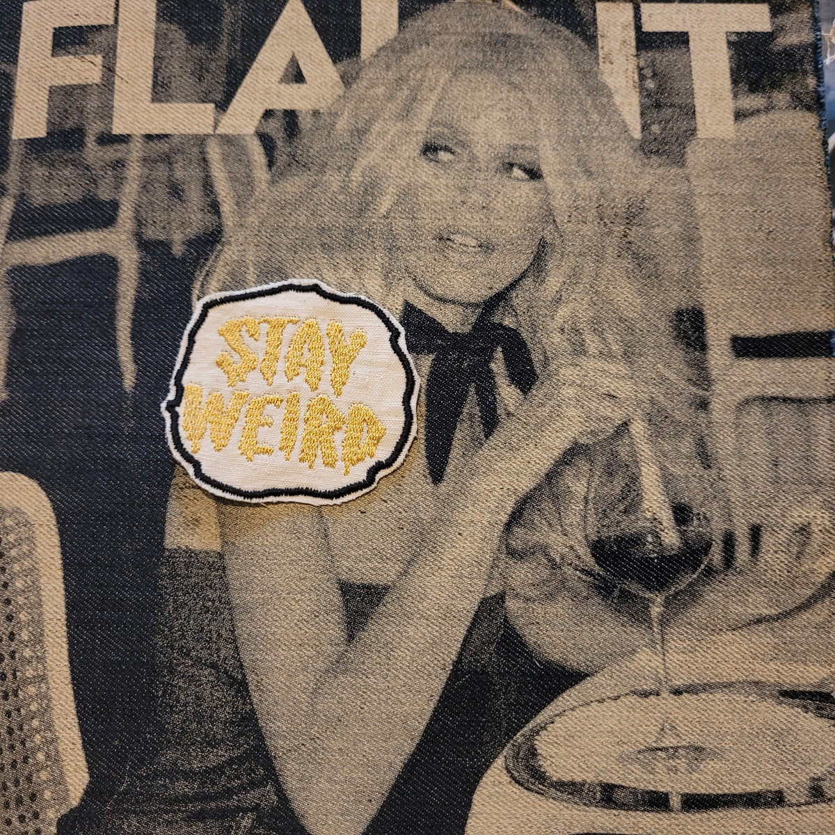 Patch Brodé "Stay weird" Version Gold EN VIEUX TISSU COTON