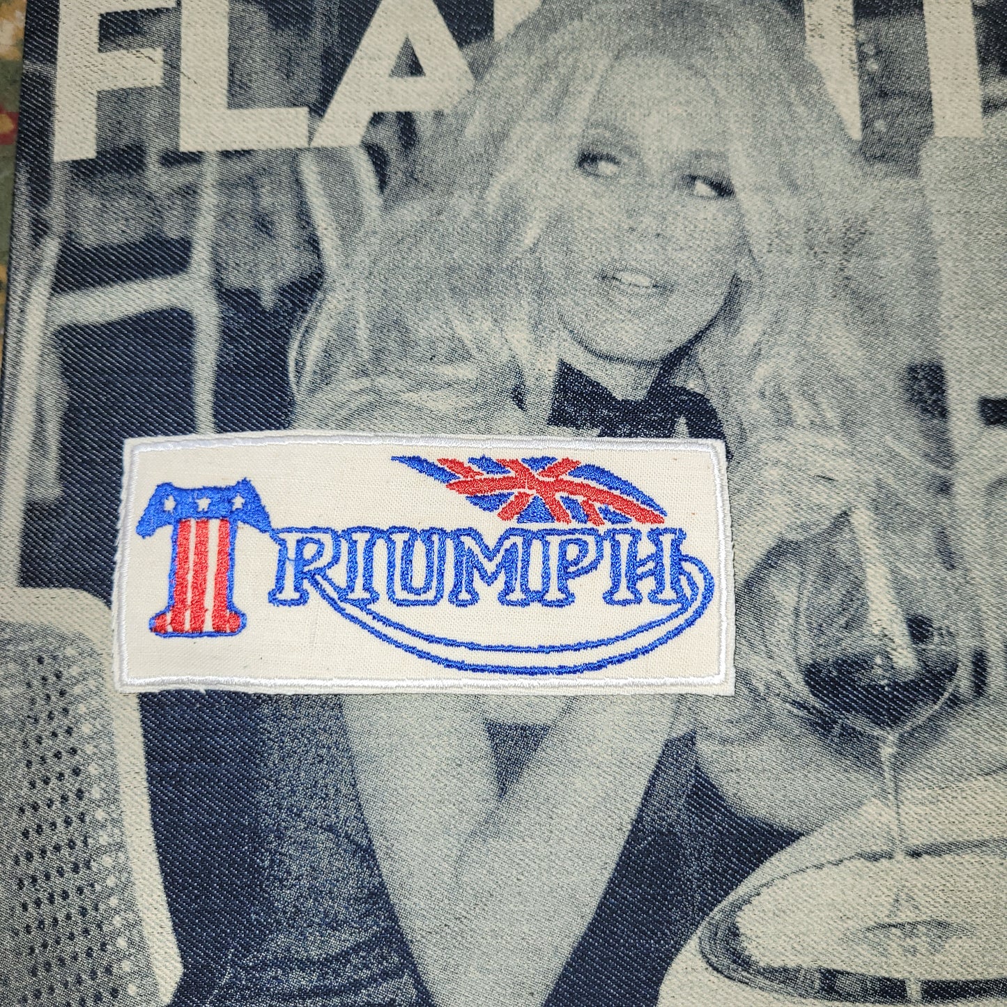 Patch Brodé "Triumph vintage" 1ère version rectangle blanc EN VIEUX TISSU COTON - PUNK & COTON