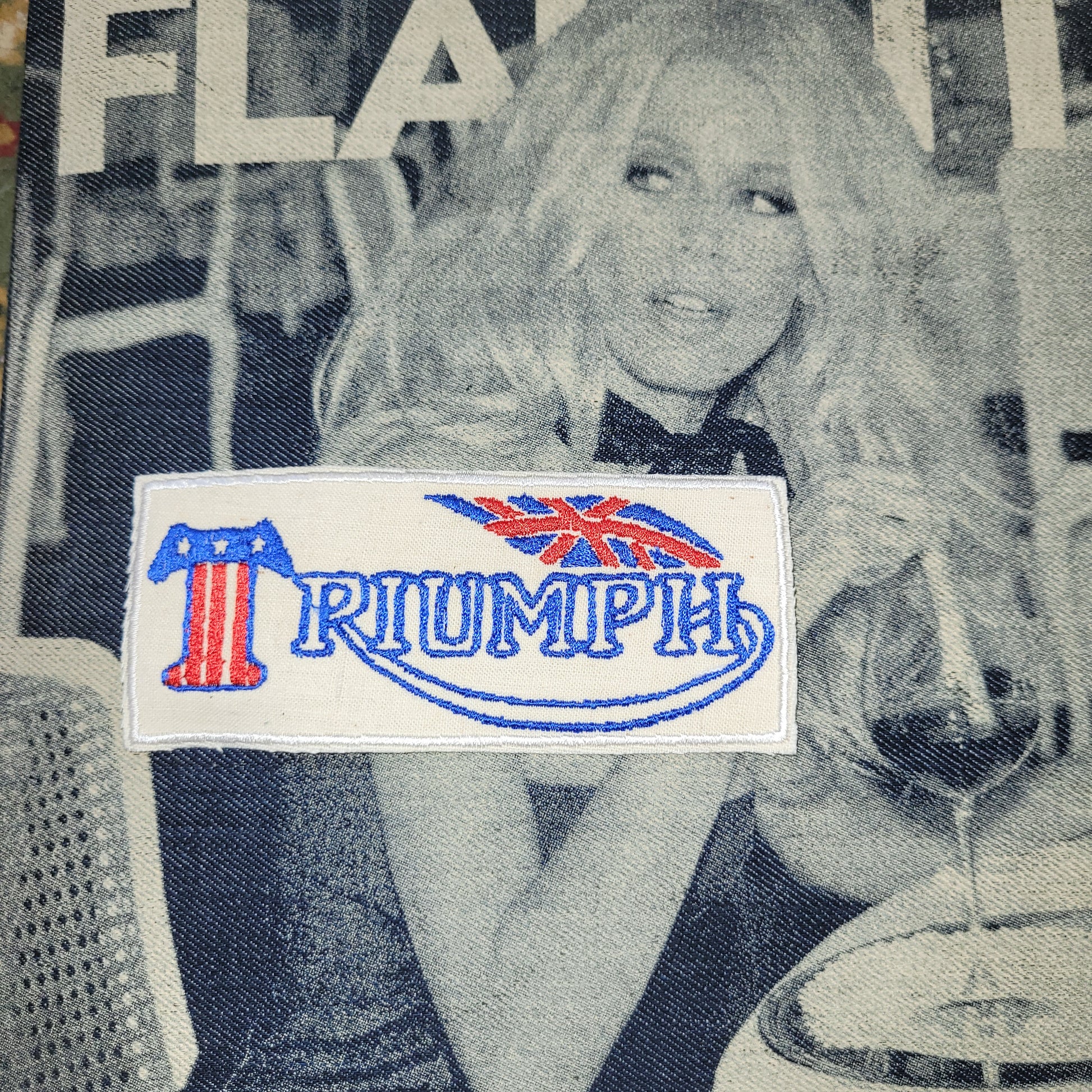 Patch Brodé "Triumph vintage" 1ère version rectangle blanc EN VIEUX TISSU COTON - PUNK & COTON