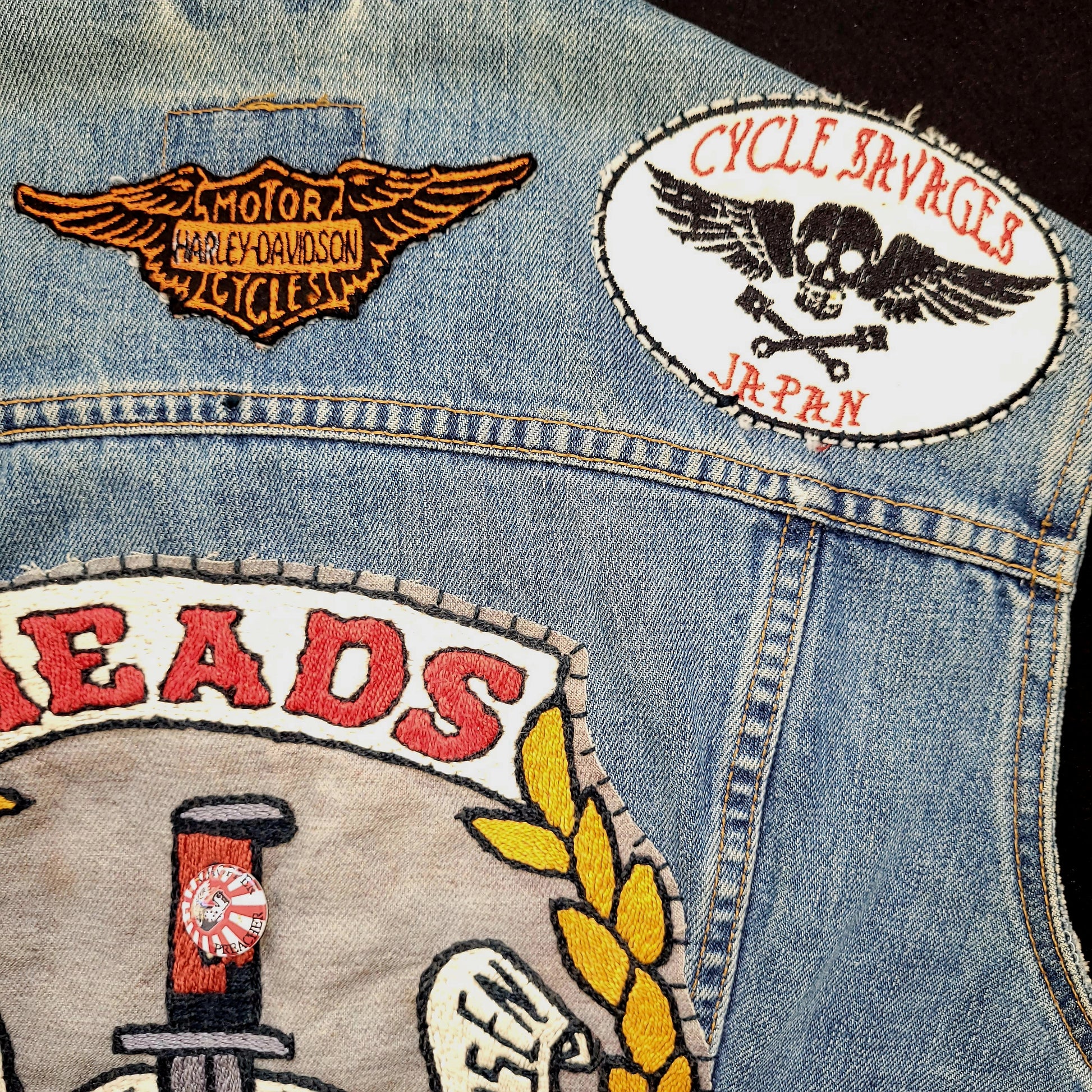Biker gang cut handembroidered with sin printed liner/veste sans manche Levis avec broderie, patchs et doublure interne - PUNK & COTON