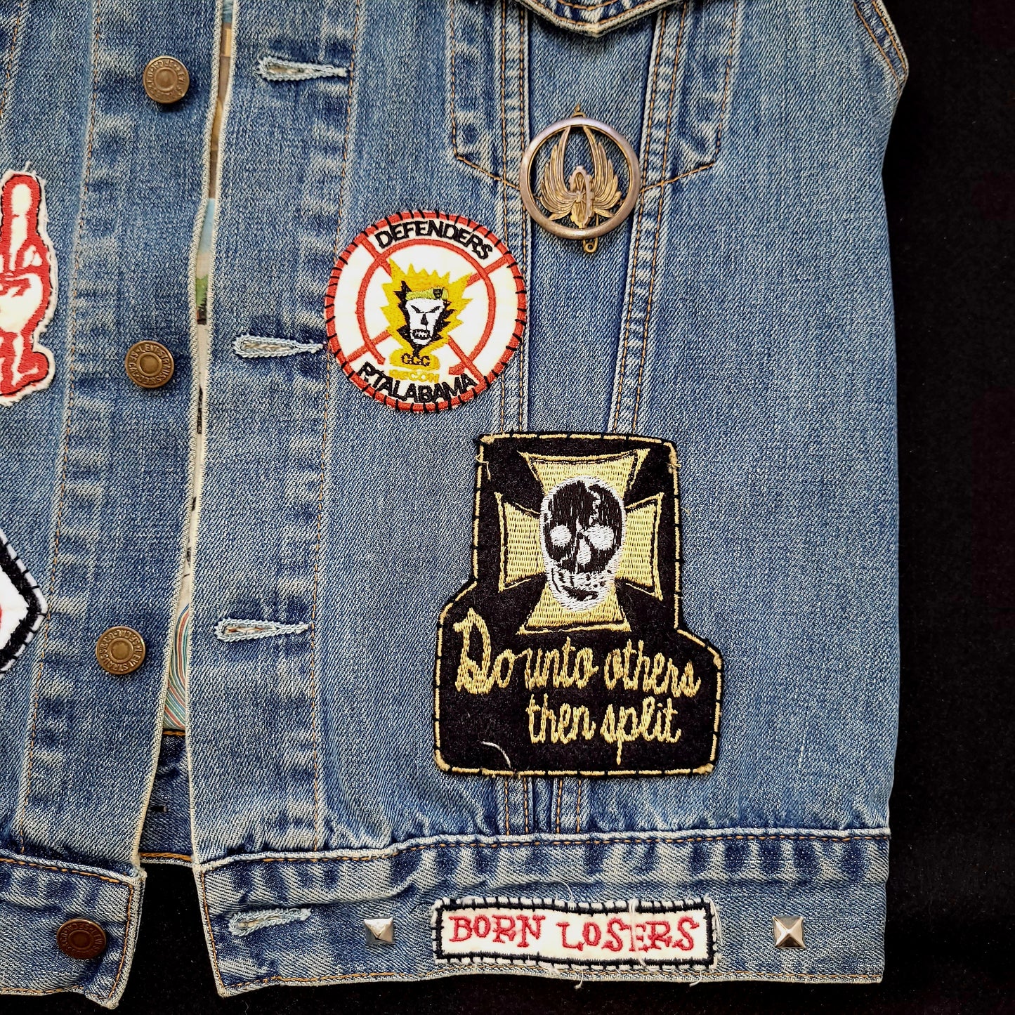 Biker gang cut handembroidered with sin printed liner/veste sans manche Levis avec broderie, patchs et doublure interne - PUNK & COTON