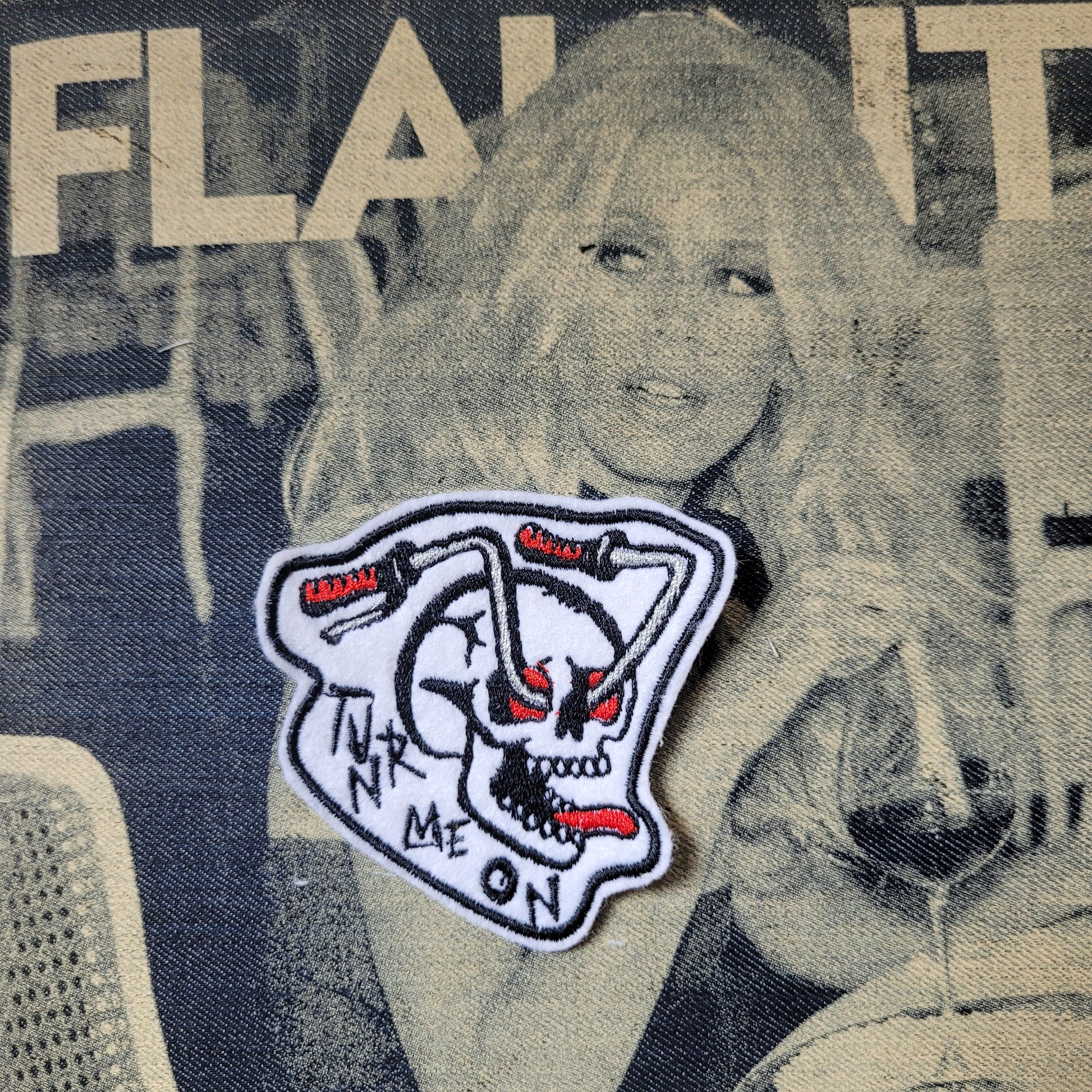 Patch brodé "Turn me on" version black word - PUNK & COTON