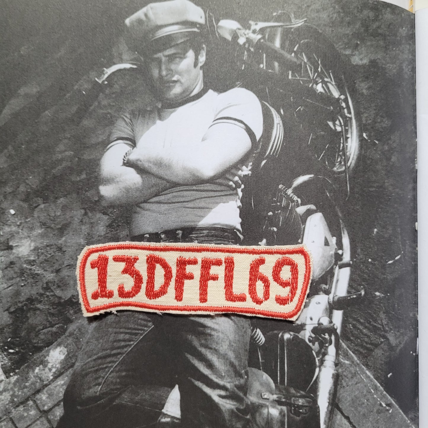 Patch Brodé "13DFFL69" Version Écru/Rouge EN VIEUX TISSU COTON