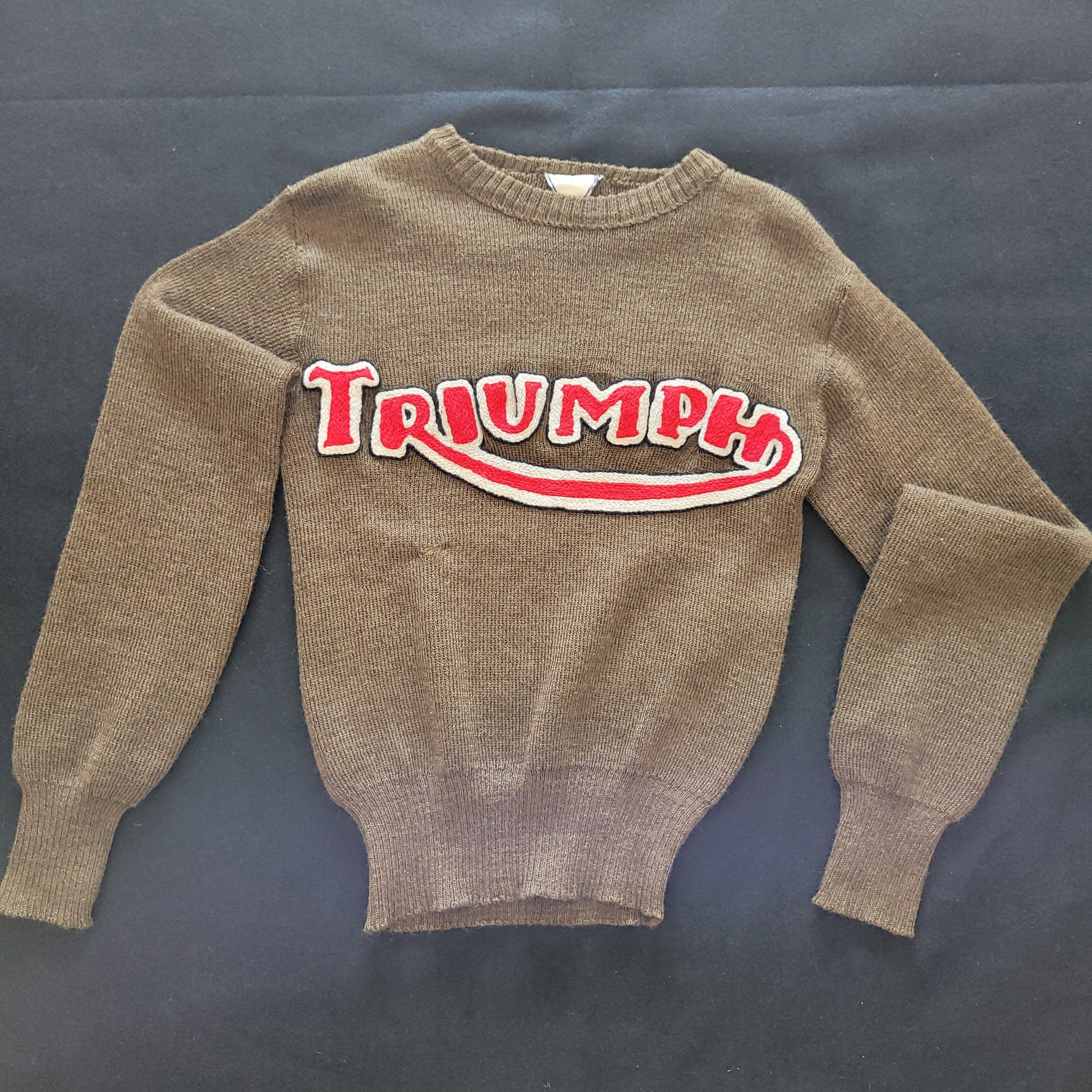 Pull en laine vintage de 1949 en laine brodé à la main Fashion LOGO TRIUMPH - PUNK & COTON