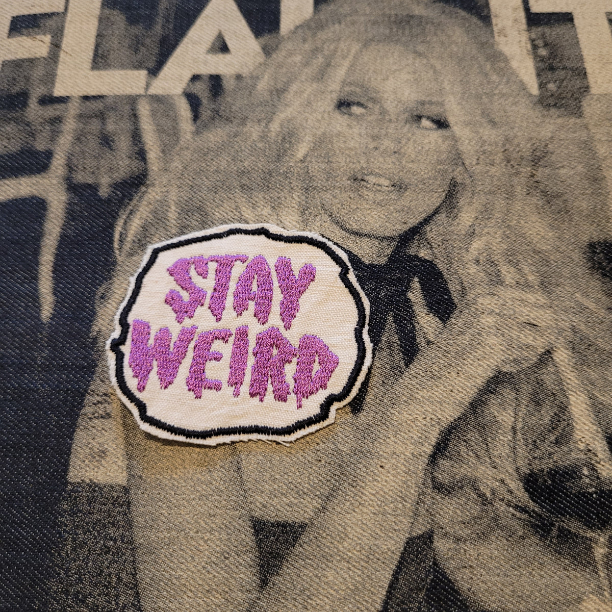 Patch Brodé "Stay weird" Version Purple EN VIEUX TISSU COTON