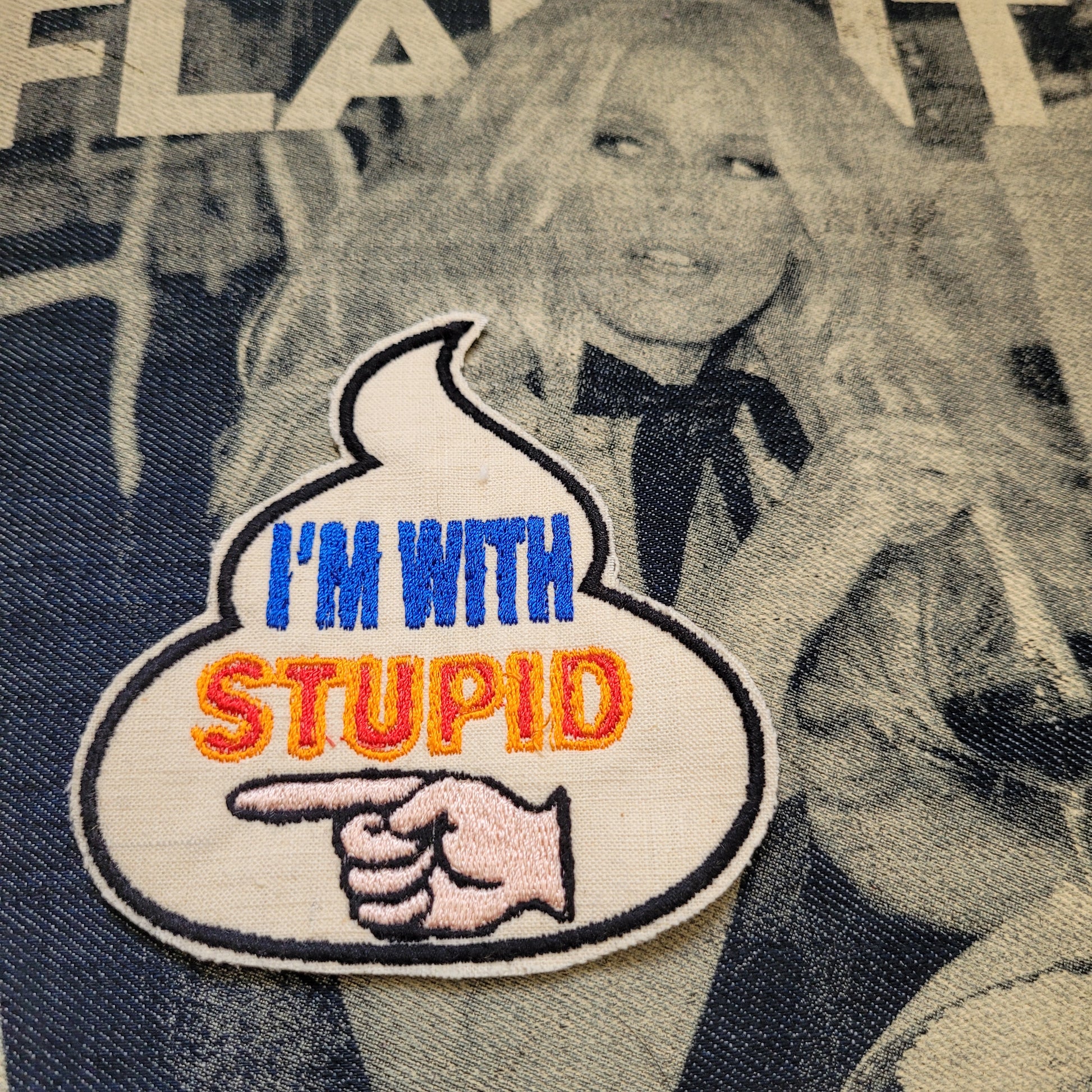 Patch Brodé "I'm with stupid" ( HUMOUR) EN VIEUX TISSU COTON - PUNK & COTON