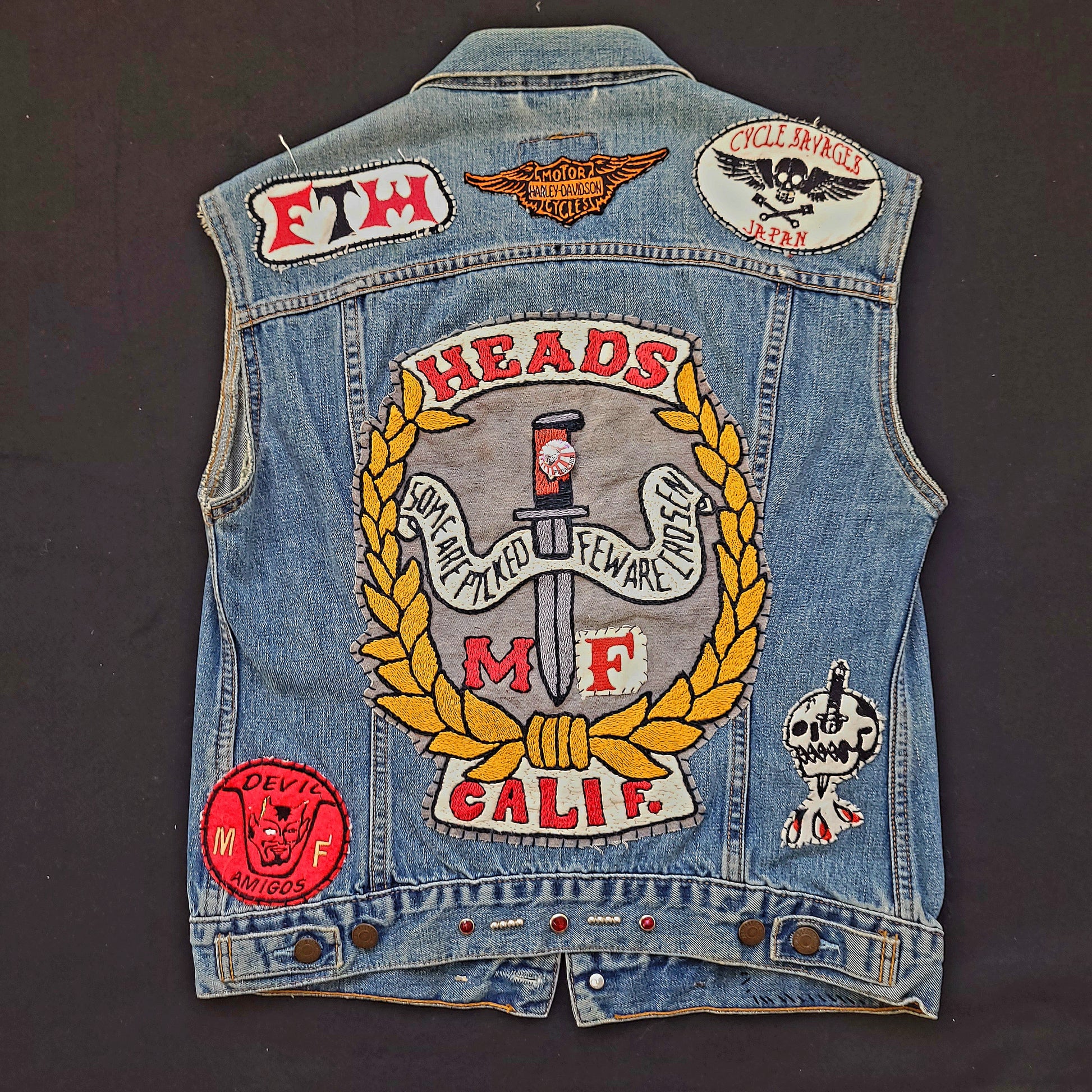 Biker gang cut handembroidered with sin printed liner/veste sans manche Levis avec broderie, patchs et doublure interne - PUNK & COTON