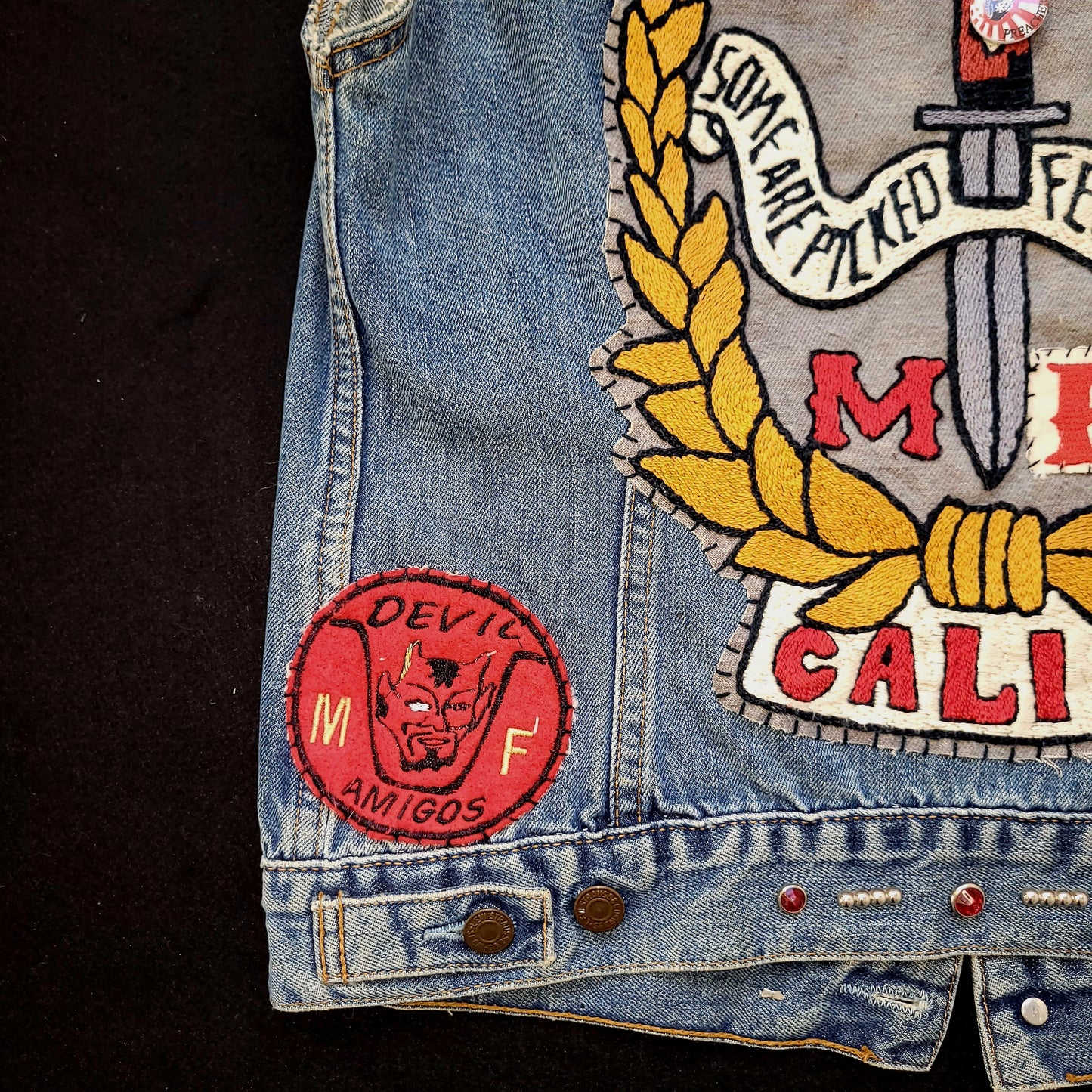 Biker gang cut handembroidered with sin printed liner/veste sans manche Levis avec broderie, patchs et doublure interne - PUNK & COTON