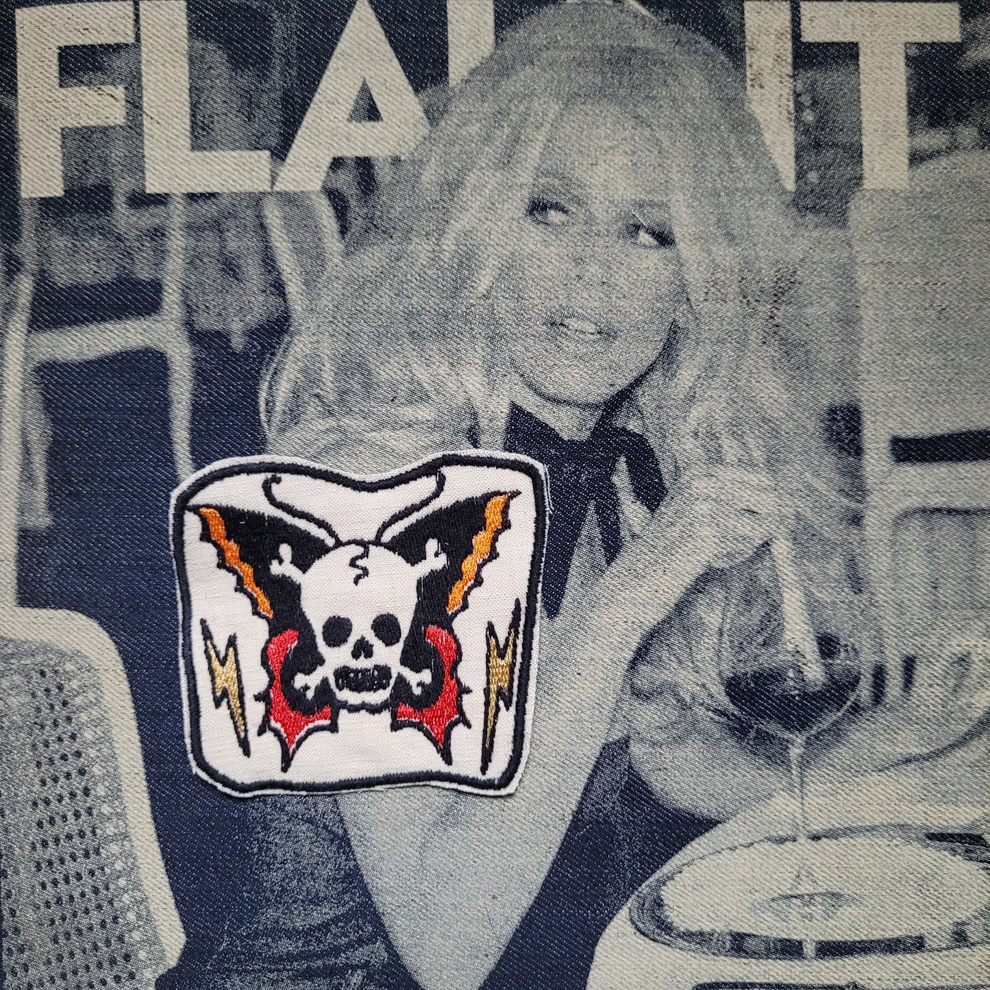 Patch brodé " Butterfly" SUR VIEUX TISSU COTON - PUNK & COTON