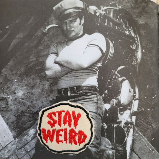 Patch Brodé "Stay weird" Version rouge EN VIEUX TISSU COTON - PUNK & COTON