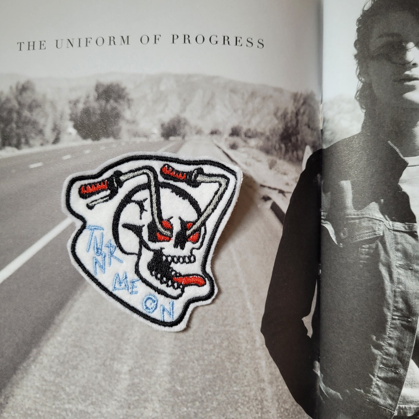 Patch brodé "Turn me on" version blue word - PUNK & COTON