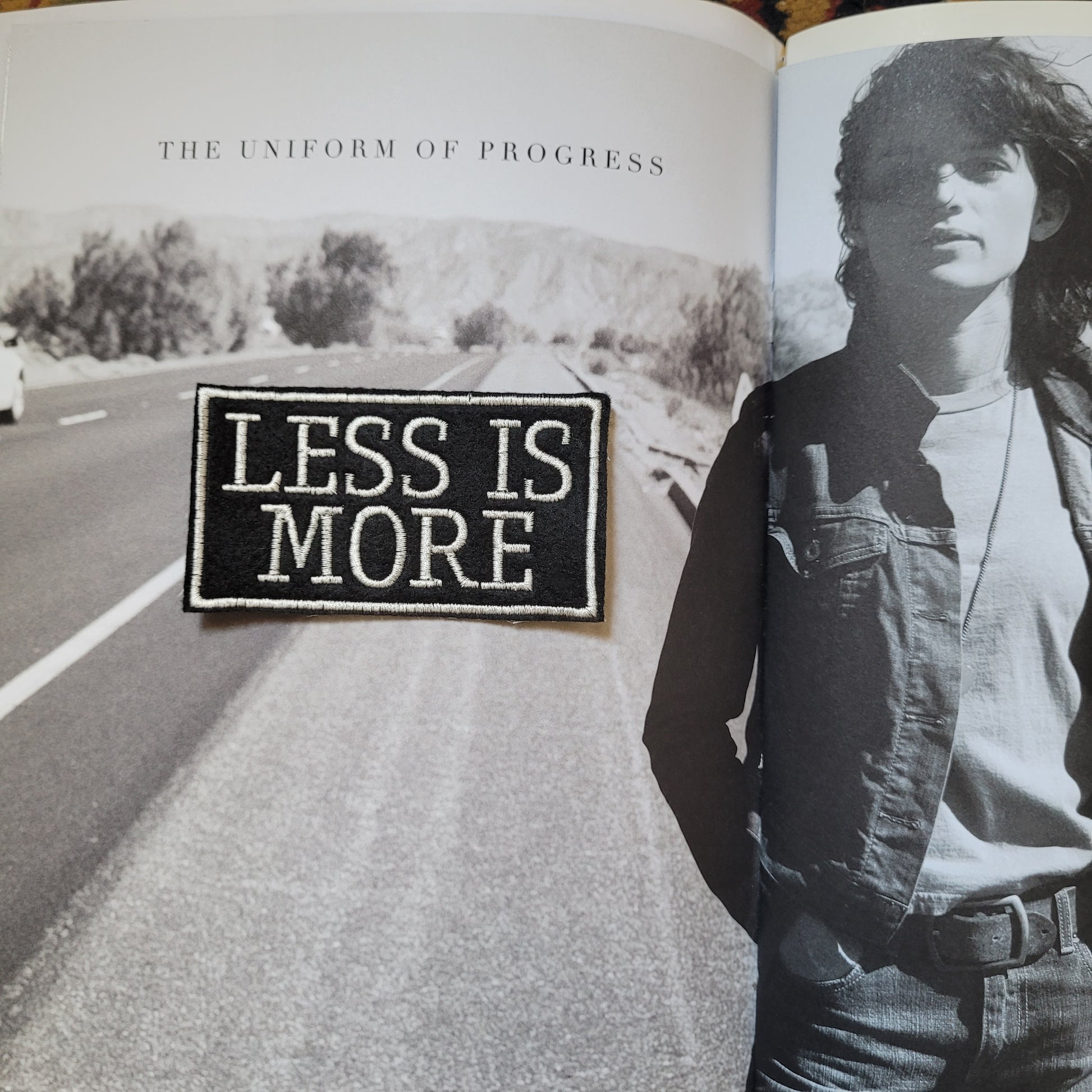 Patch Brodé "Less is More" ( version Fond Noir) - PUNK & COTON