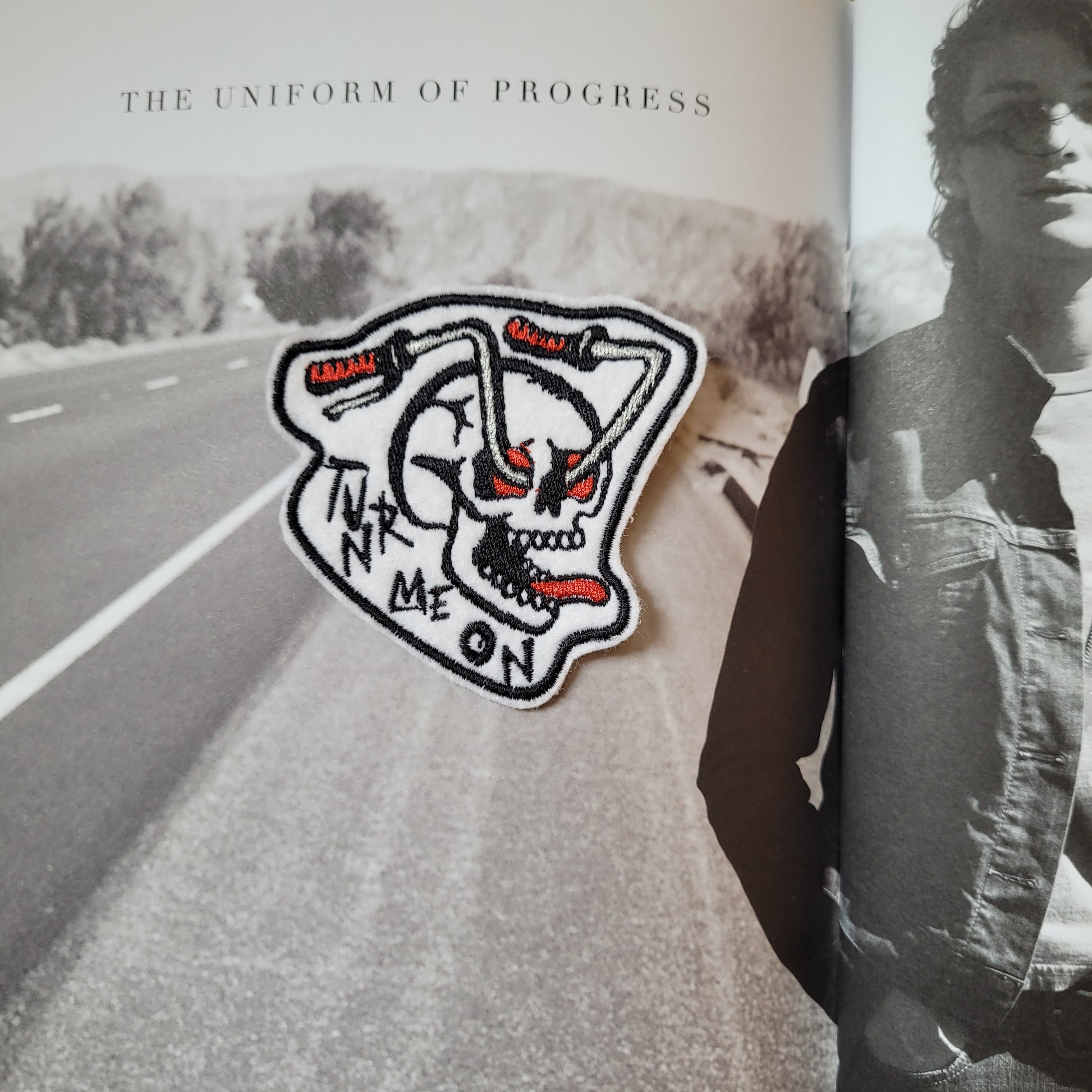 Patch brodé "Turn me on" version black word - PUNK & COTON